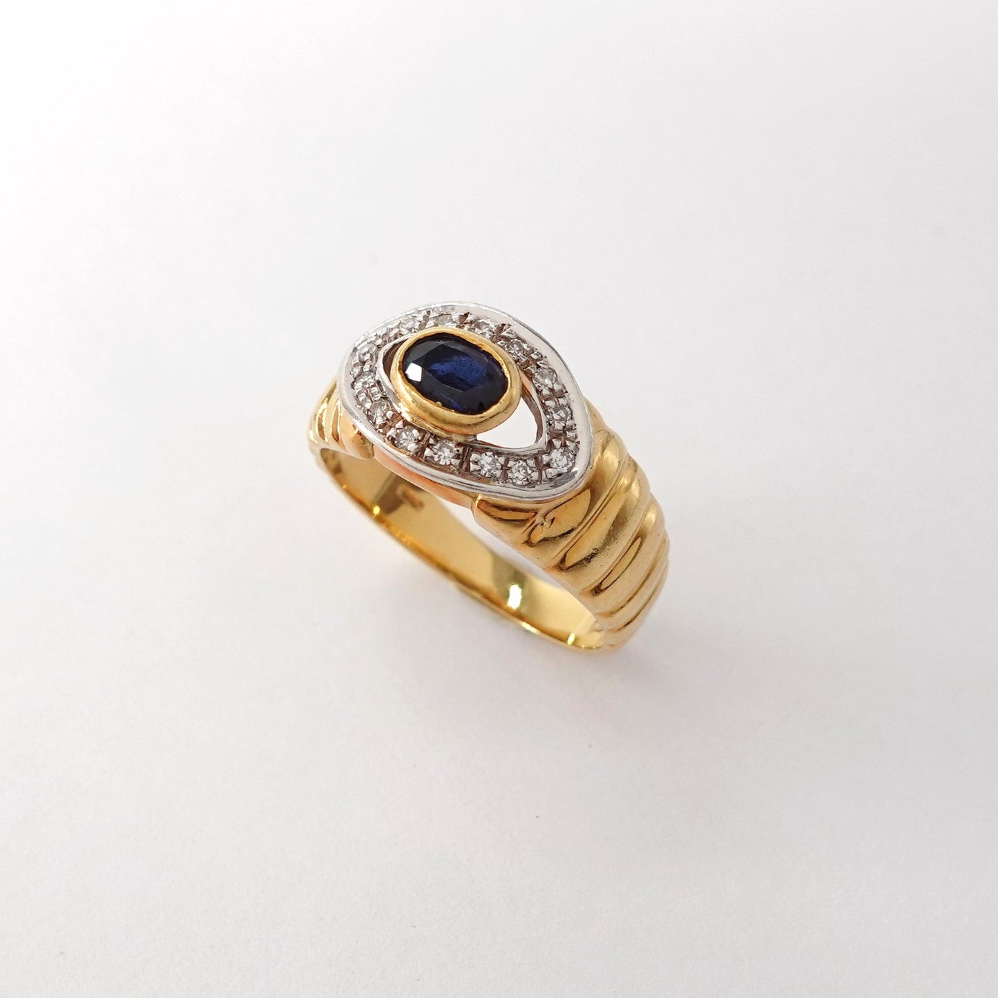 Anello a fascia con zaffiri e diamanti