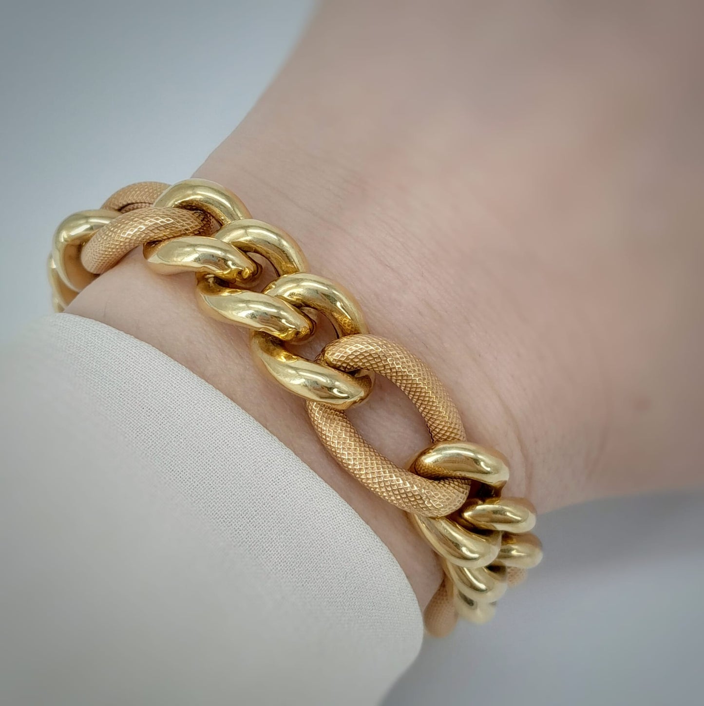 Bracciale con lavorazione satinata