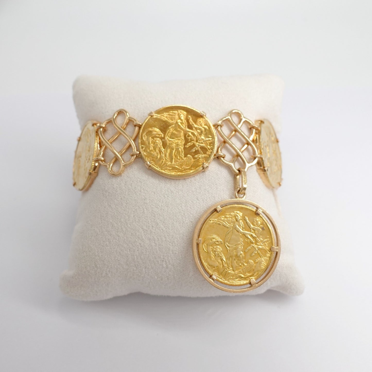 Bracciale con monete raffiguranti figure mitologiche