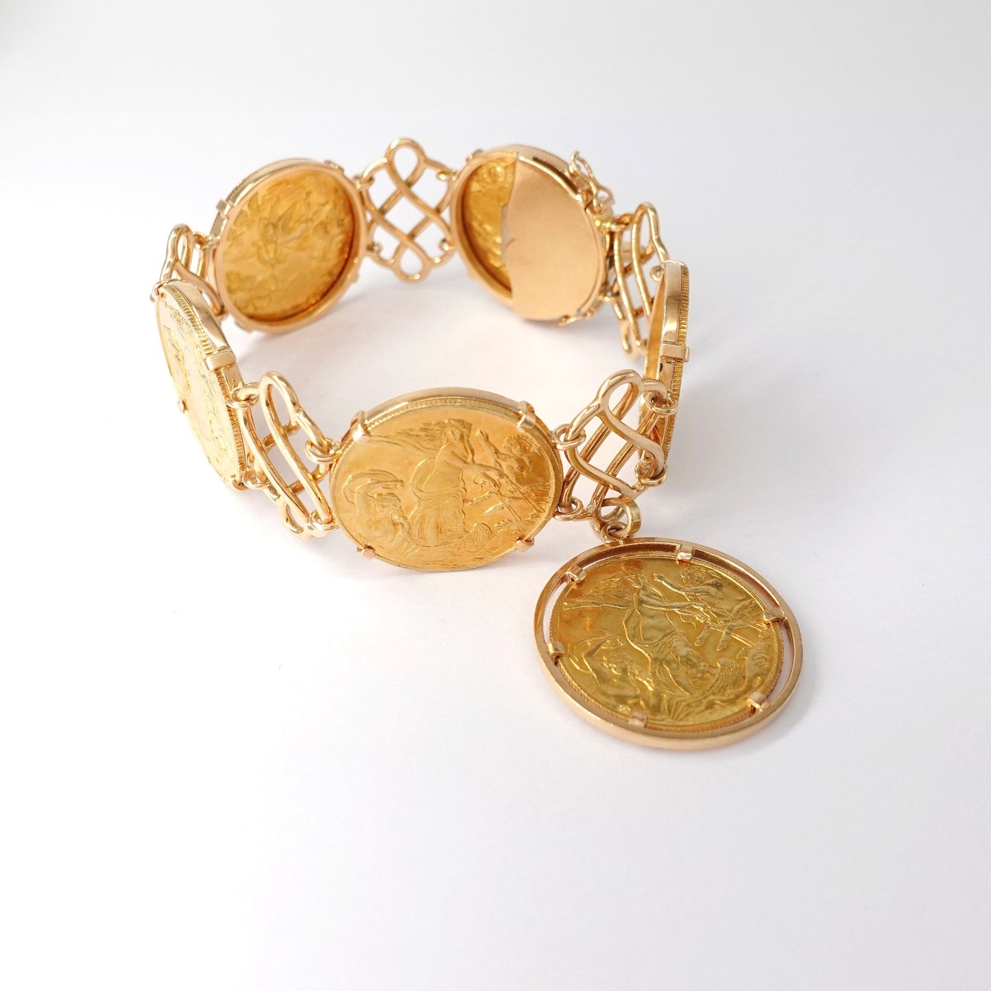 Bracciale con monete raffiguranti figure mitologiche