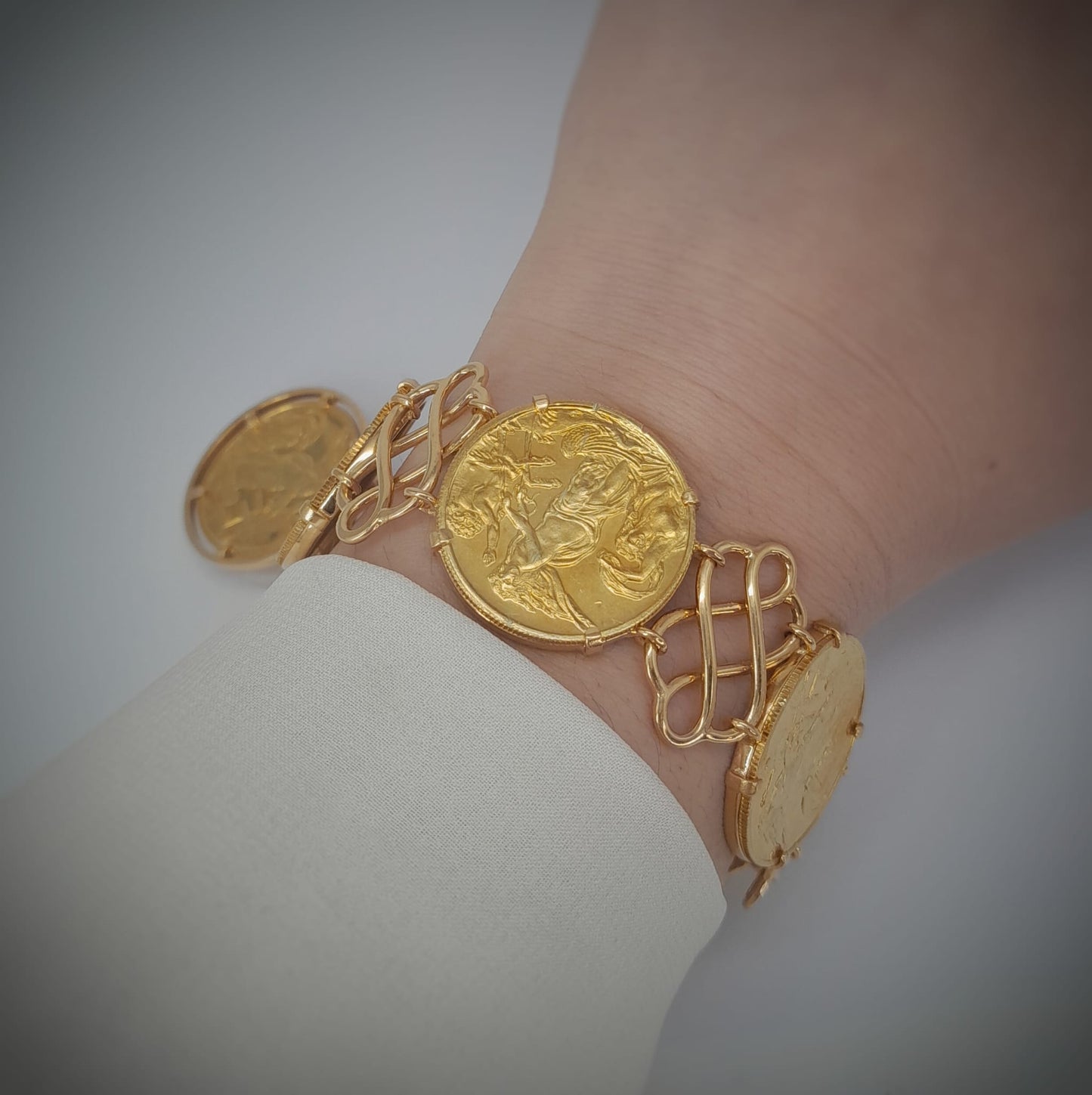 Bracciale con monete raffiguranti figure mitologiche