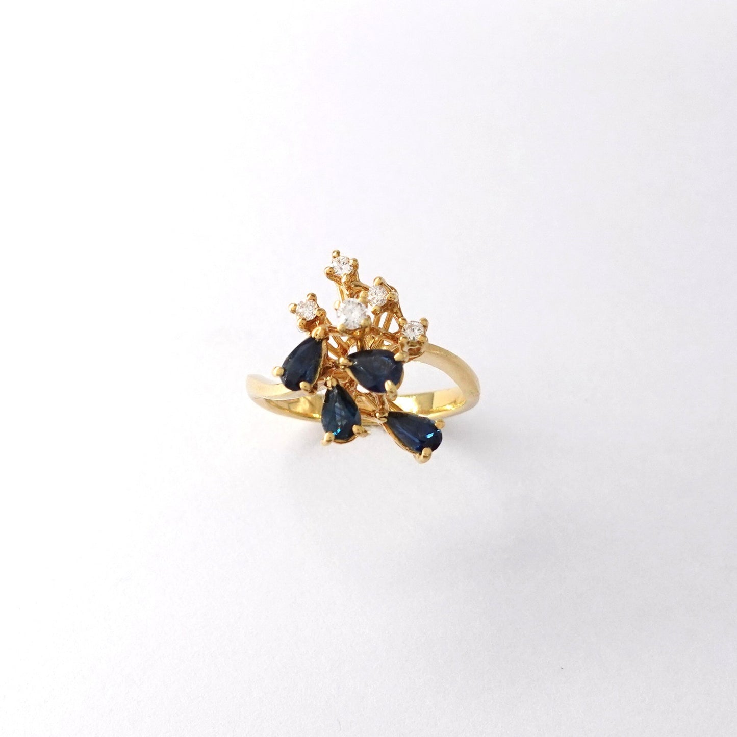 Anello con diamanti e zaffiri