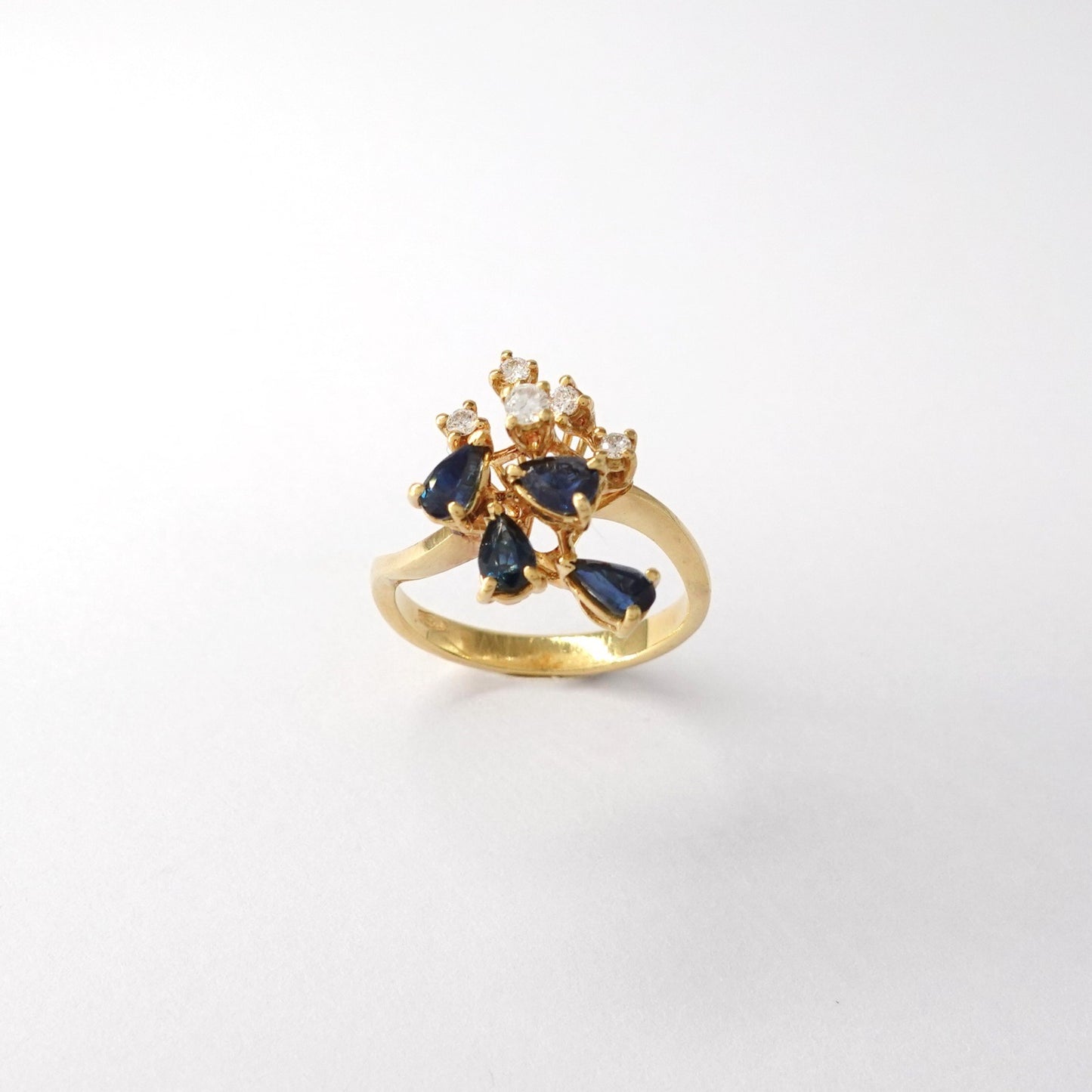 Anello con diamanti e zaffiri