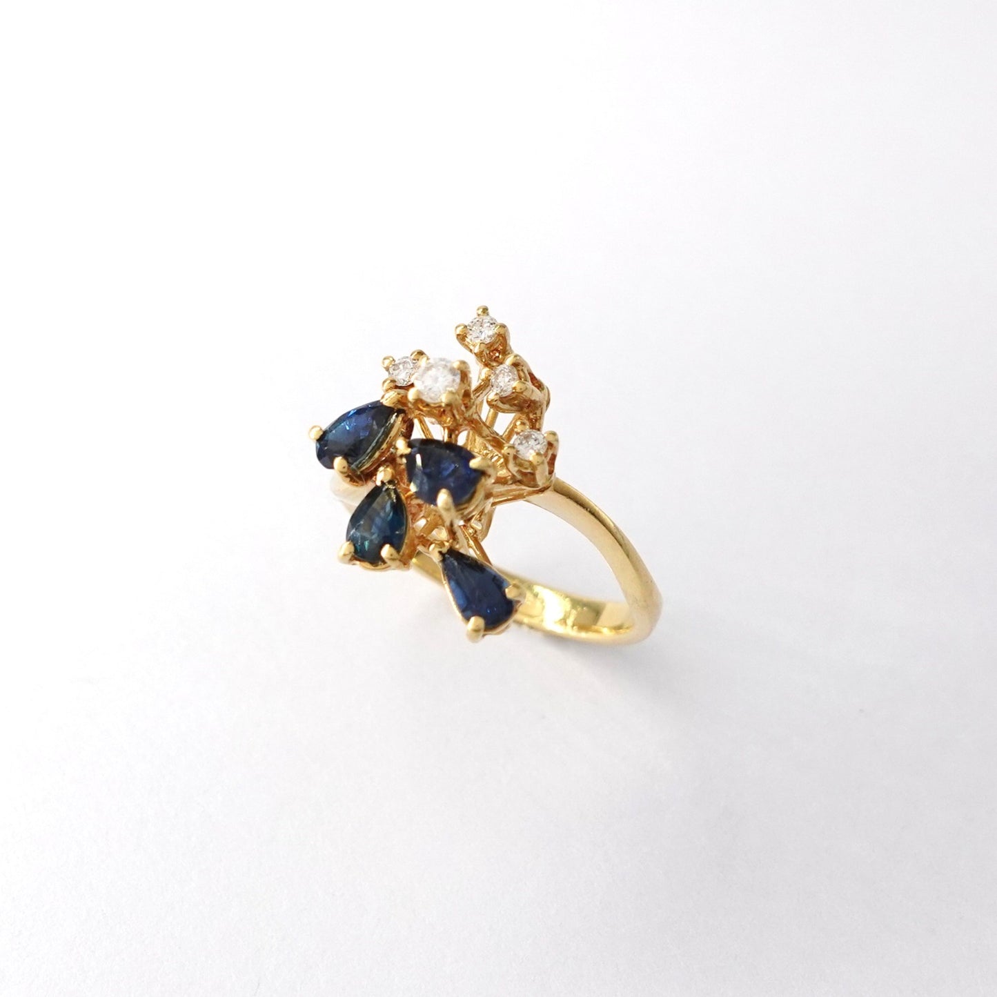 Anello con diamanti e zaffiri