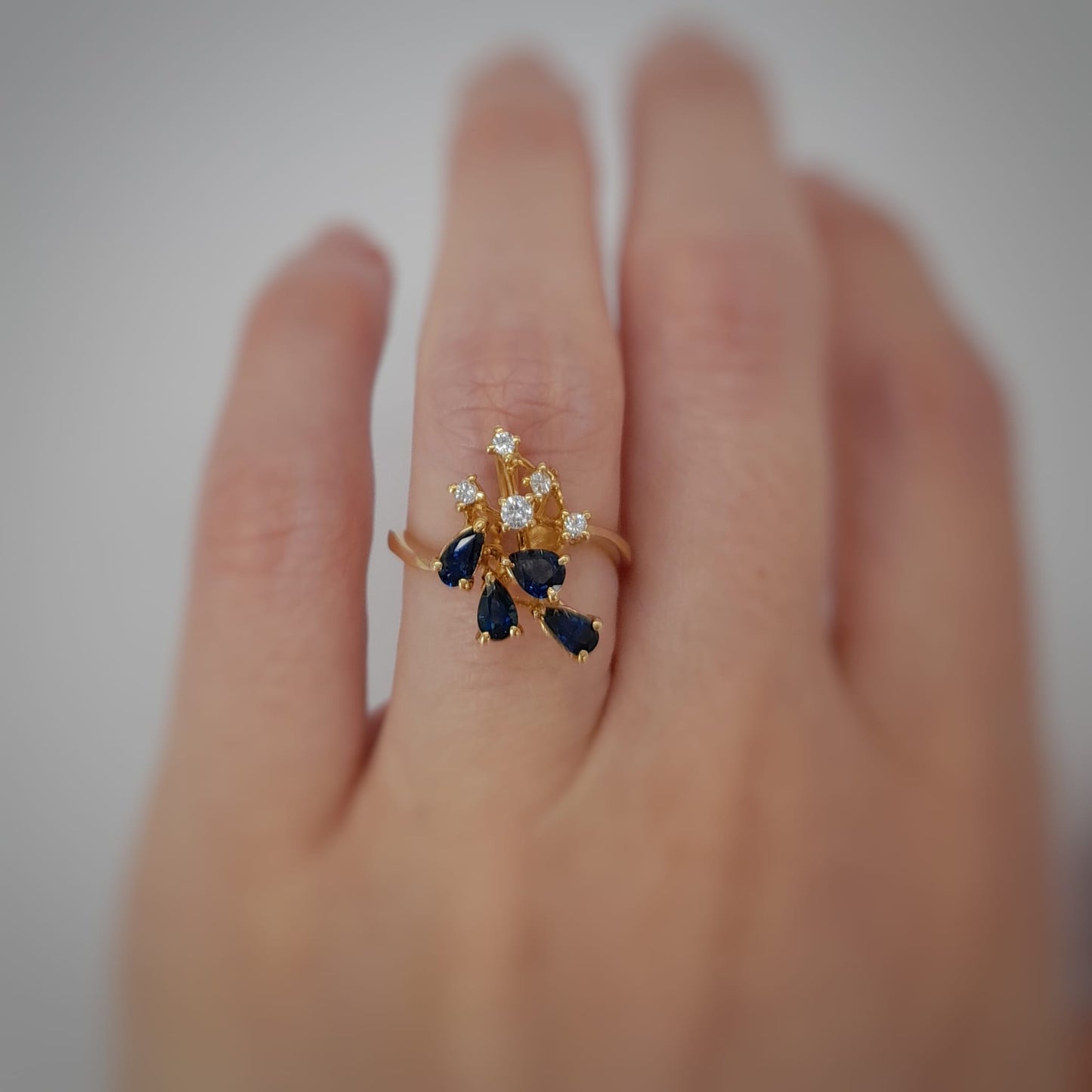 Anello con diamanti e zaffiri
