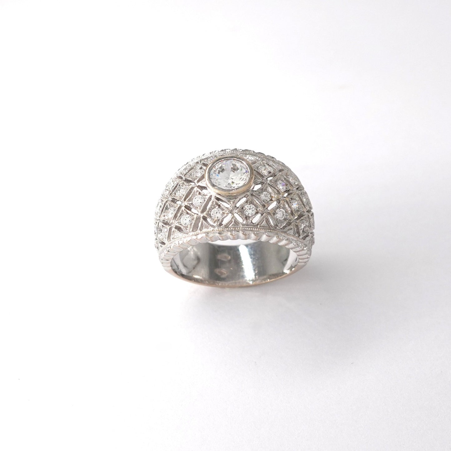 Anello a fascia con zirconi bianchi