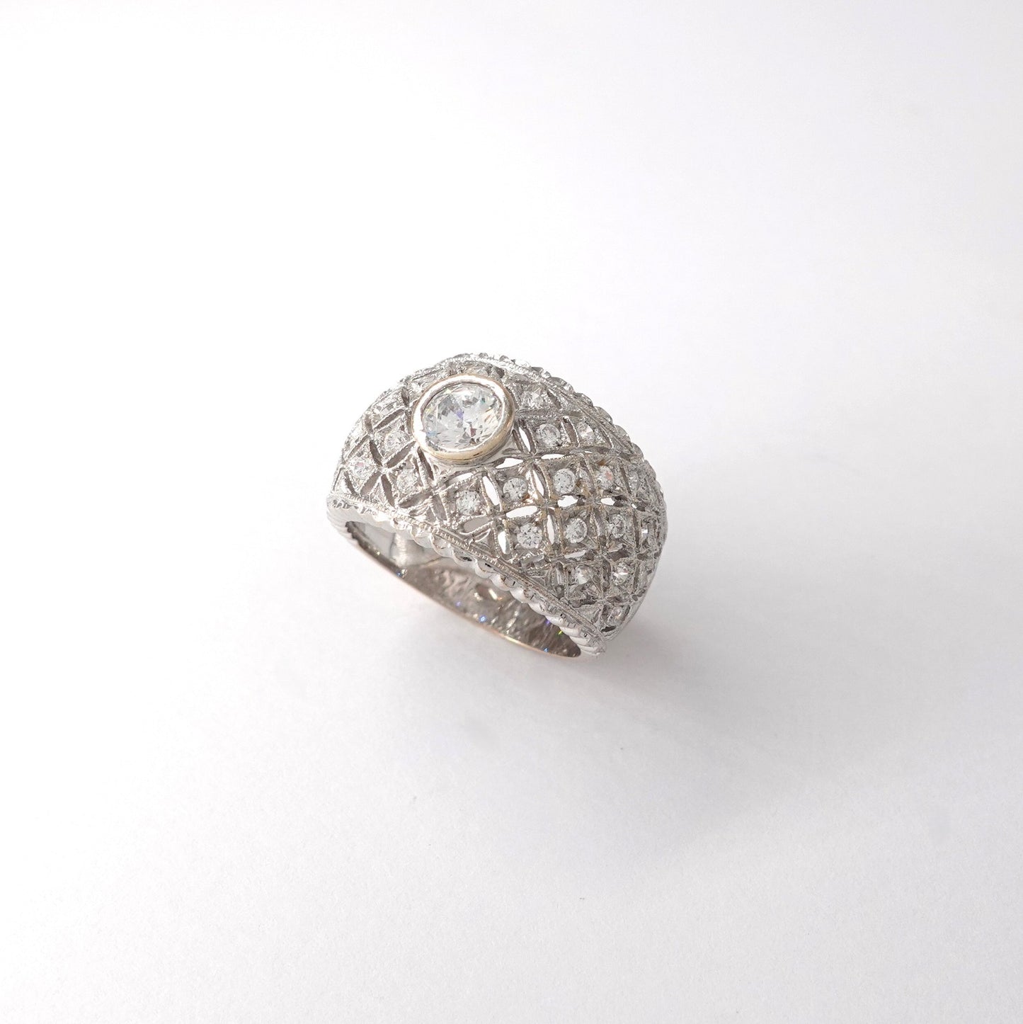 Anello a fascia con zirconi bianchi