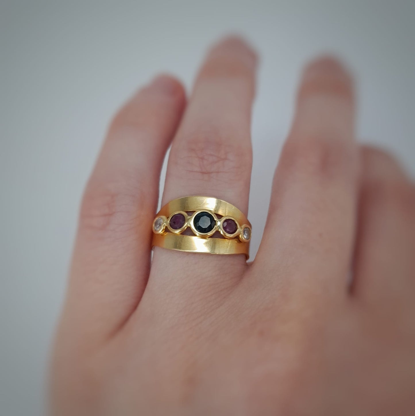 Anello con zirconi colorati