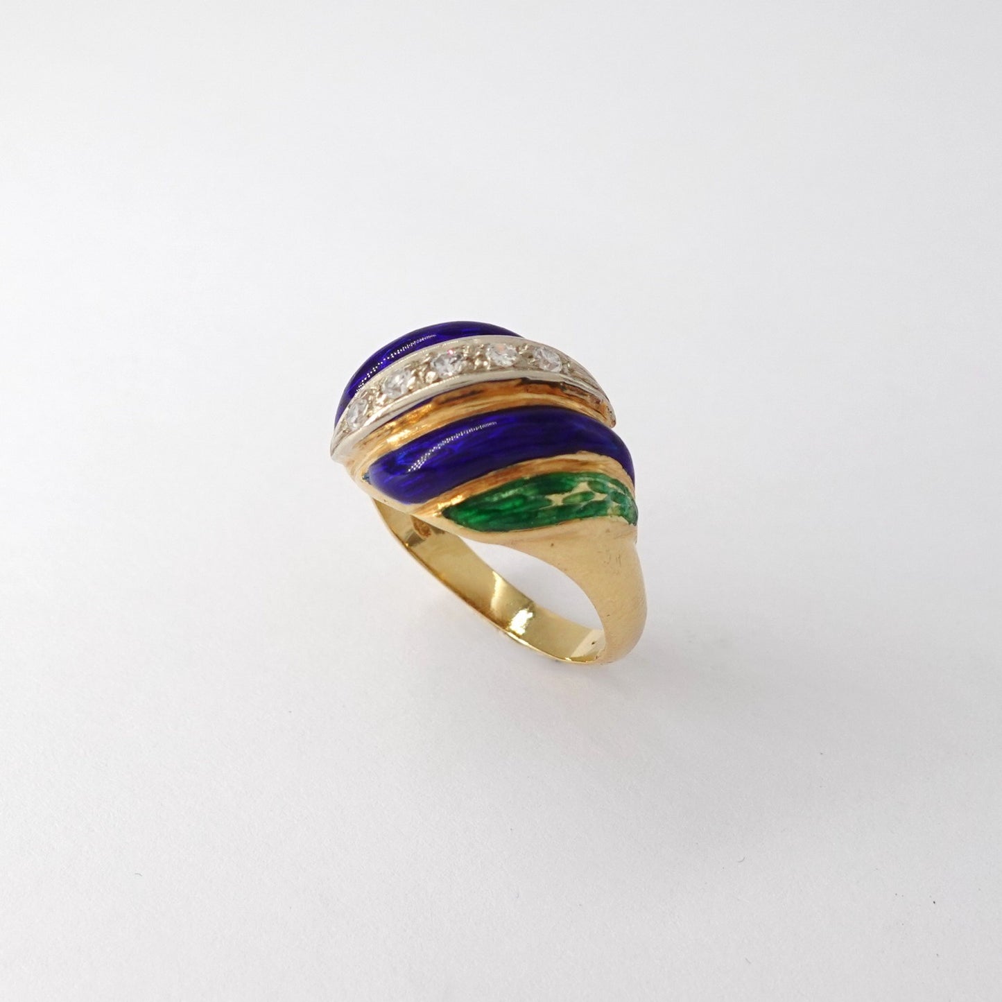 Anello con smalti colorati