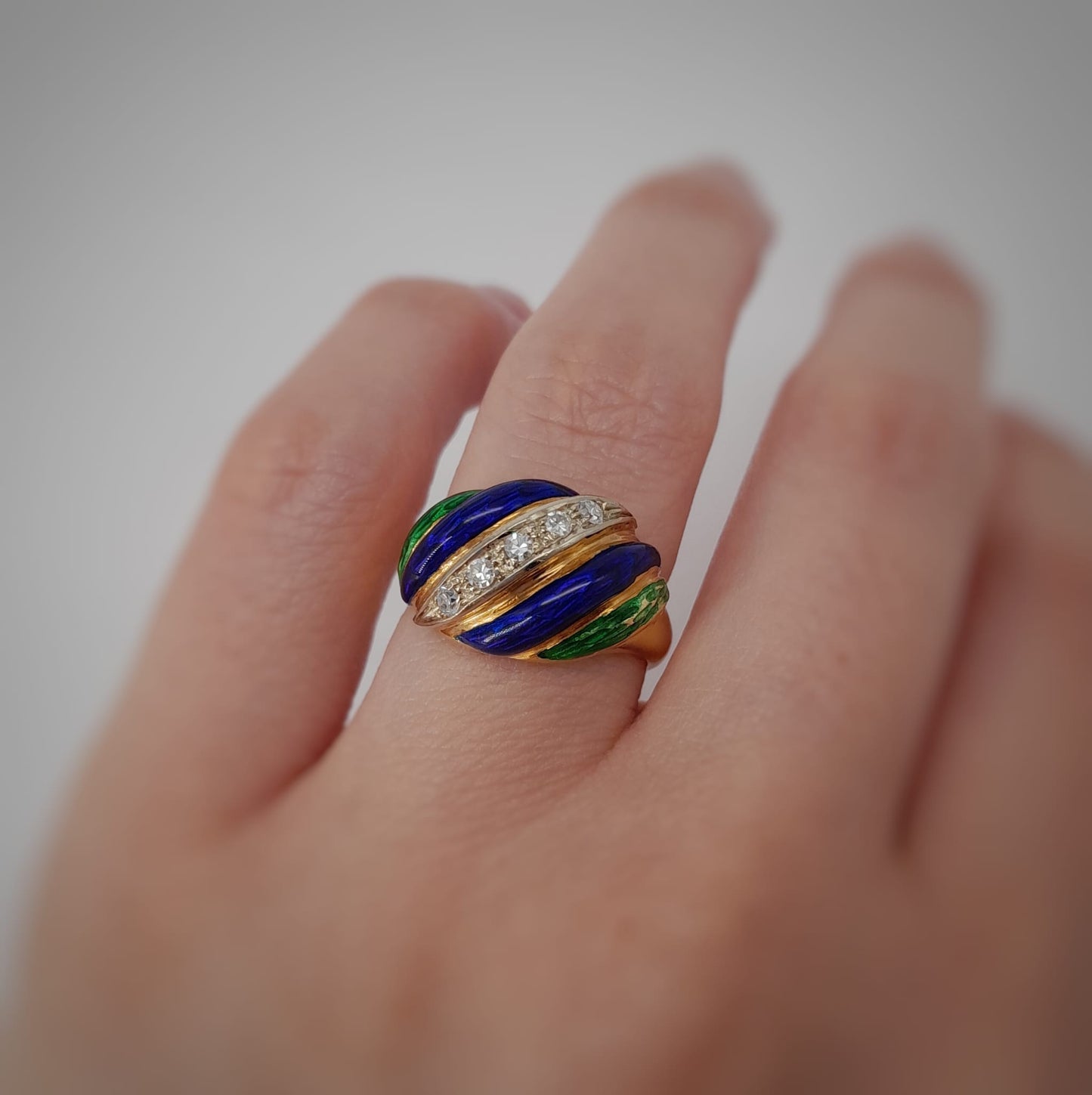 Anello con smalti colorati