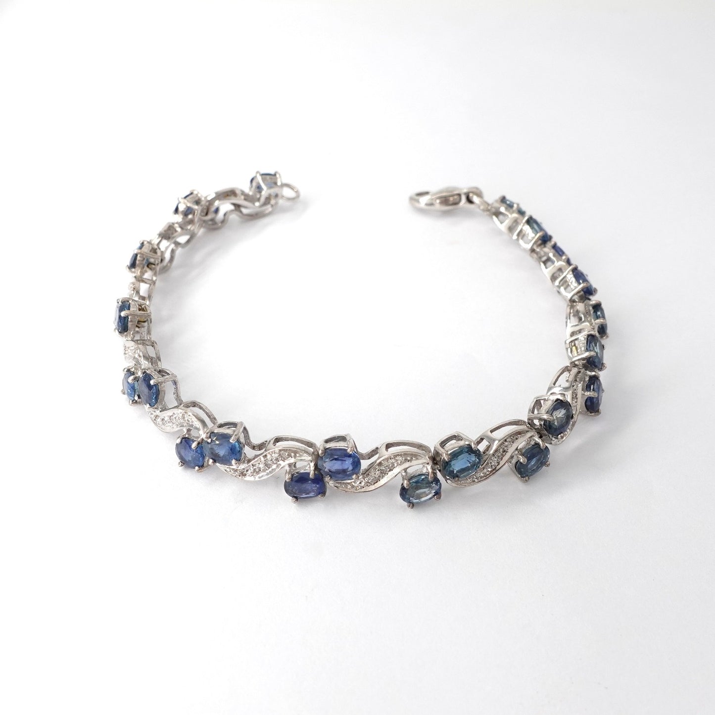 Bracciale in oro bianco 18kt con zaffiri e diamanti