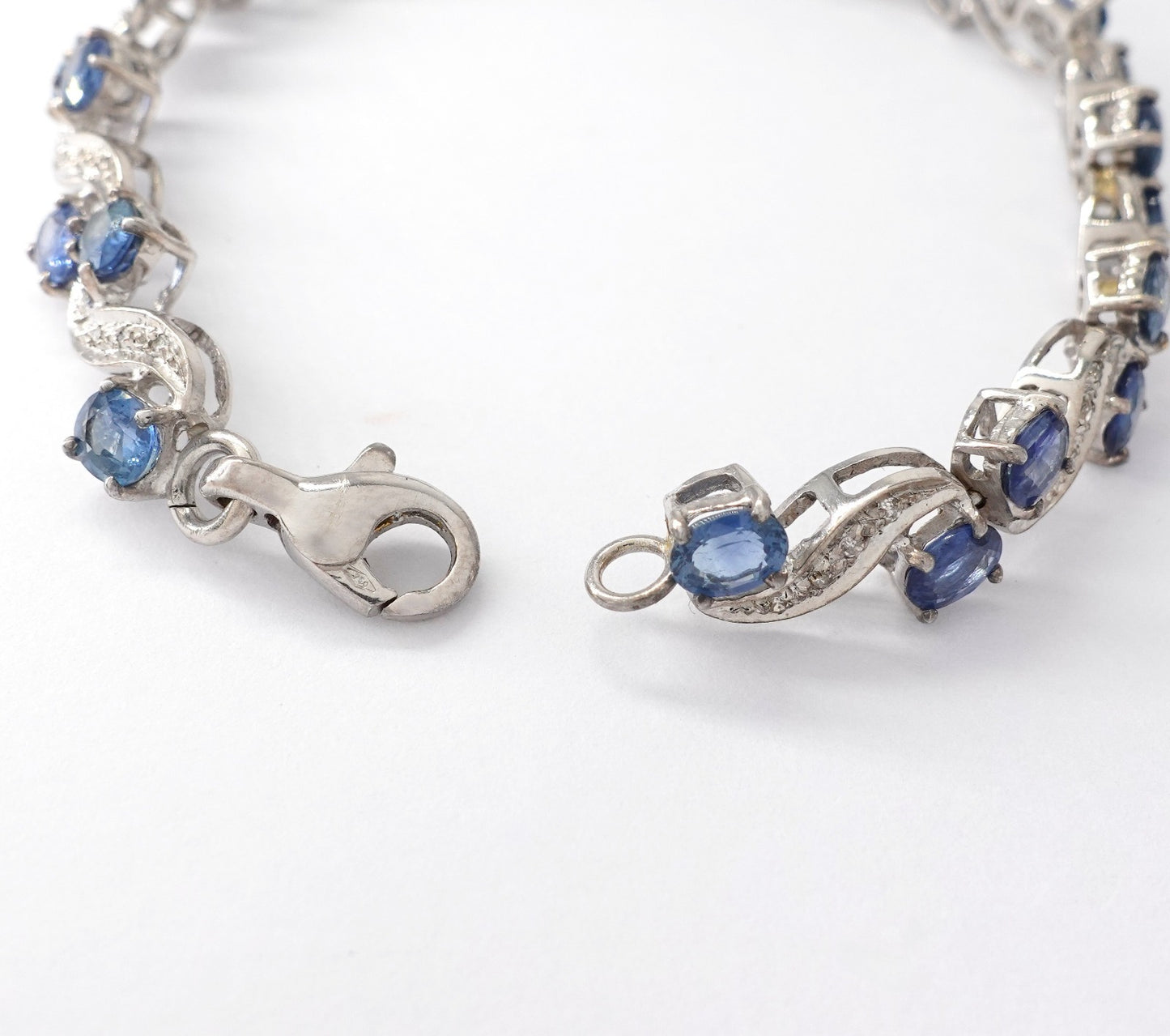 Bracciale in oro bianco 18kt con zaffiri e diamanti
