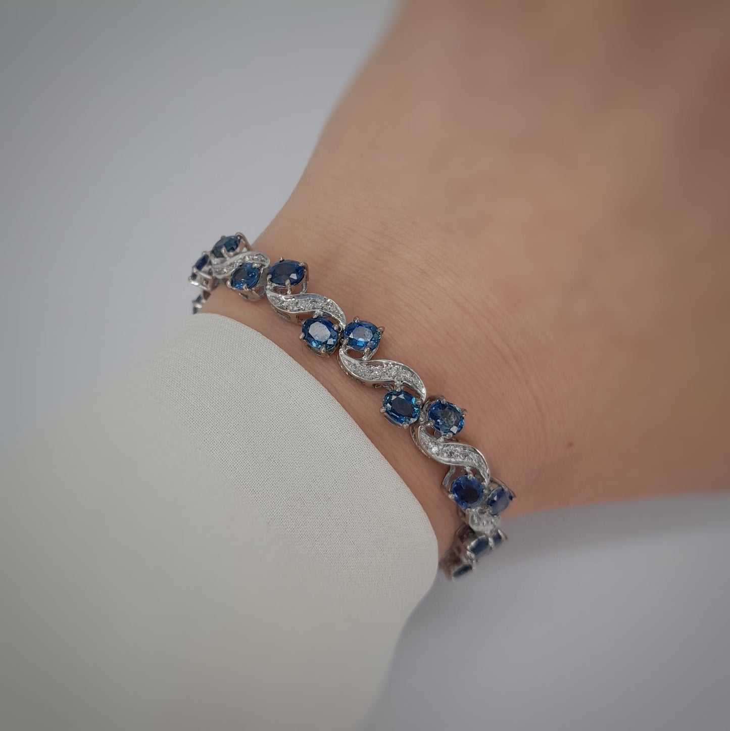 Bracciale in oro bianco 18kt con zaffiri e diamanti