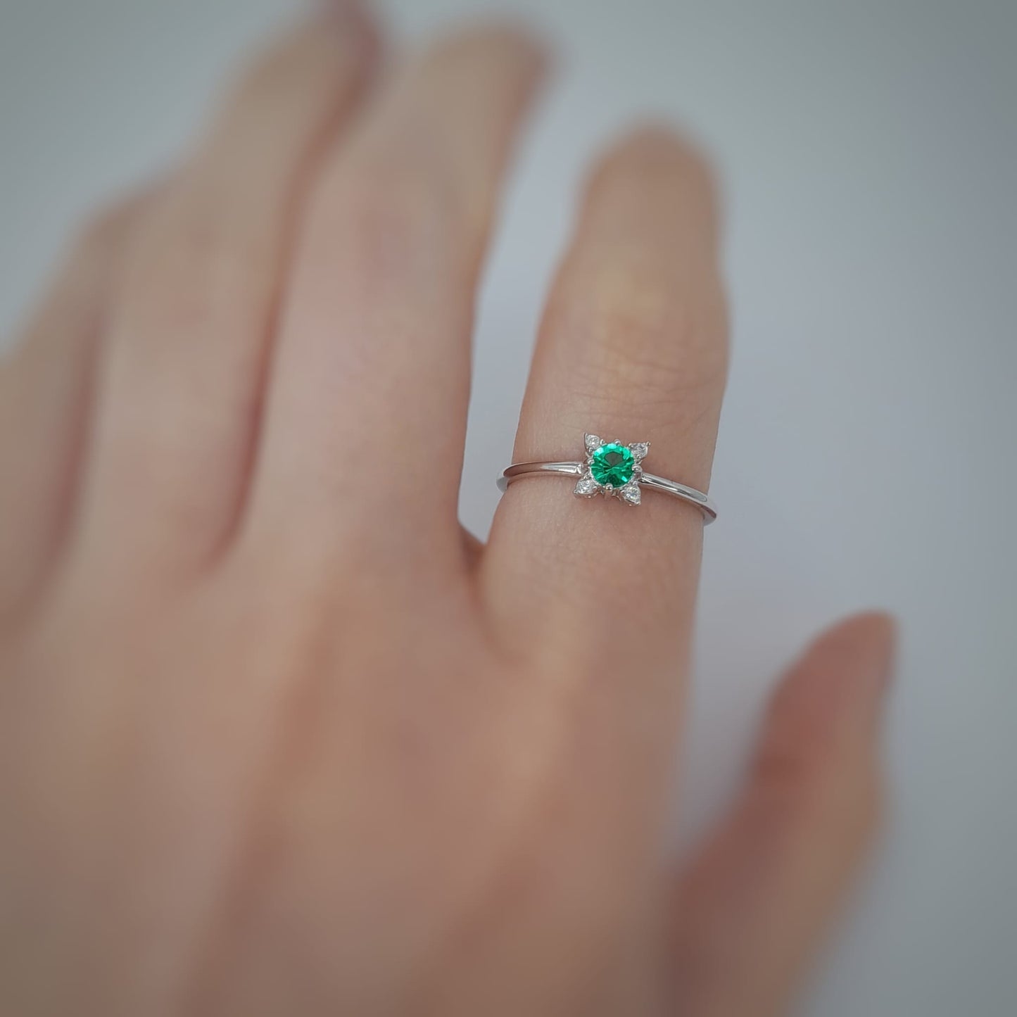 Anello con smeraldo