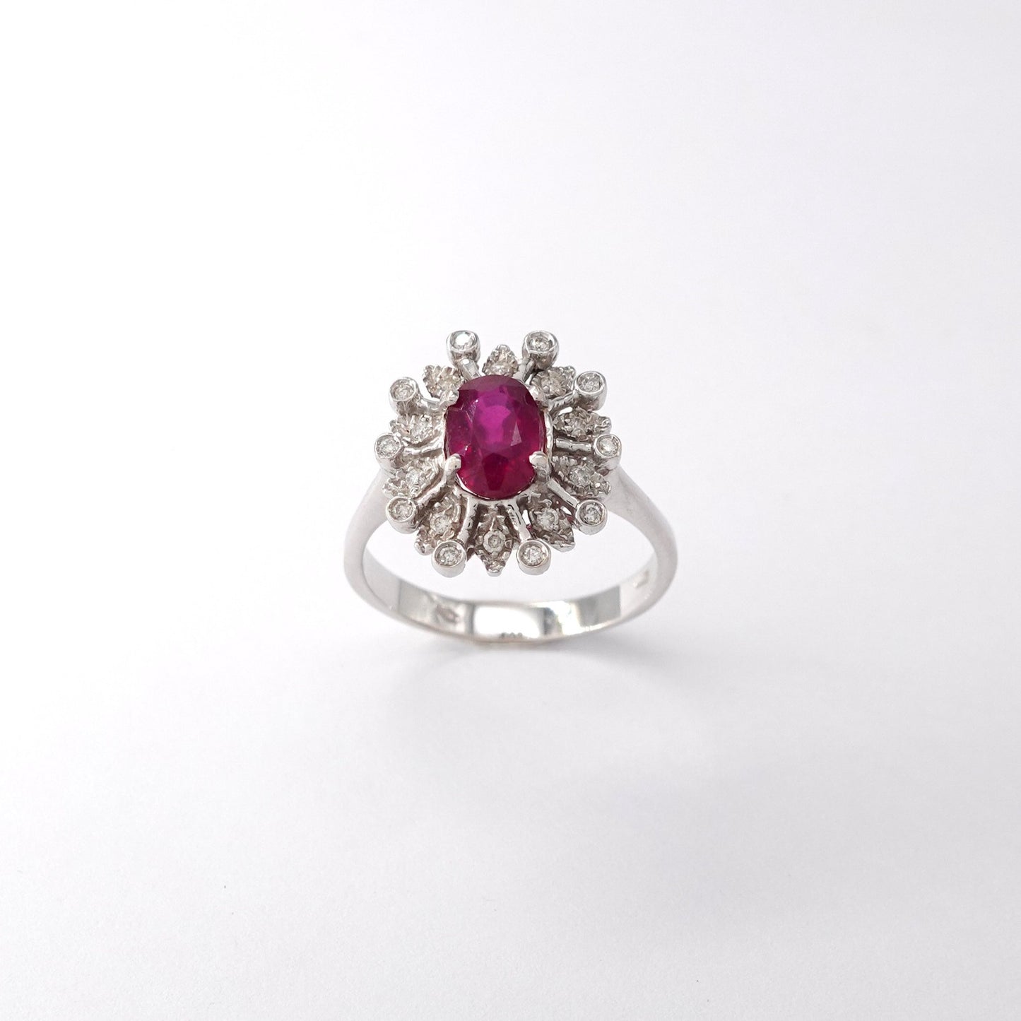 Anello con rubino e diamanti