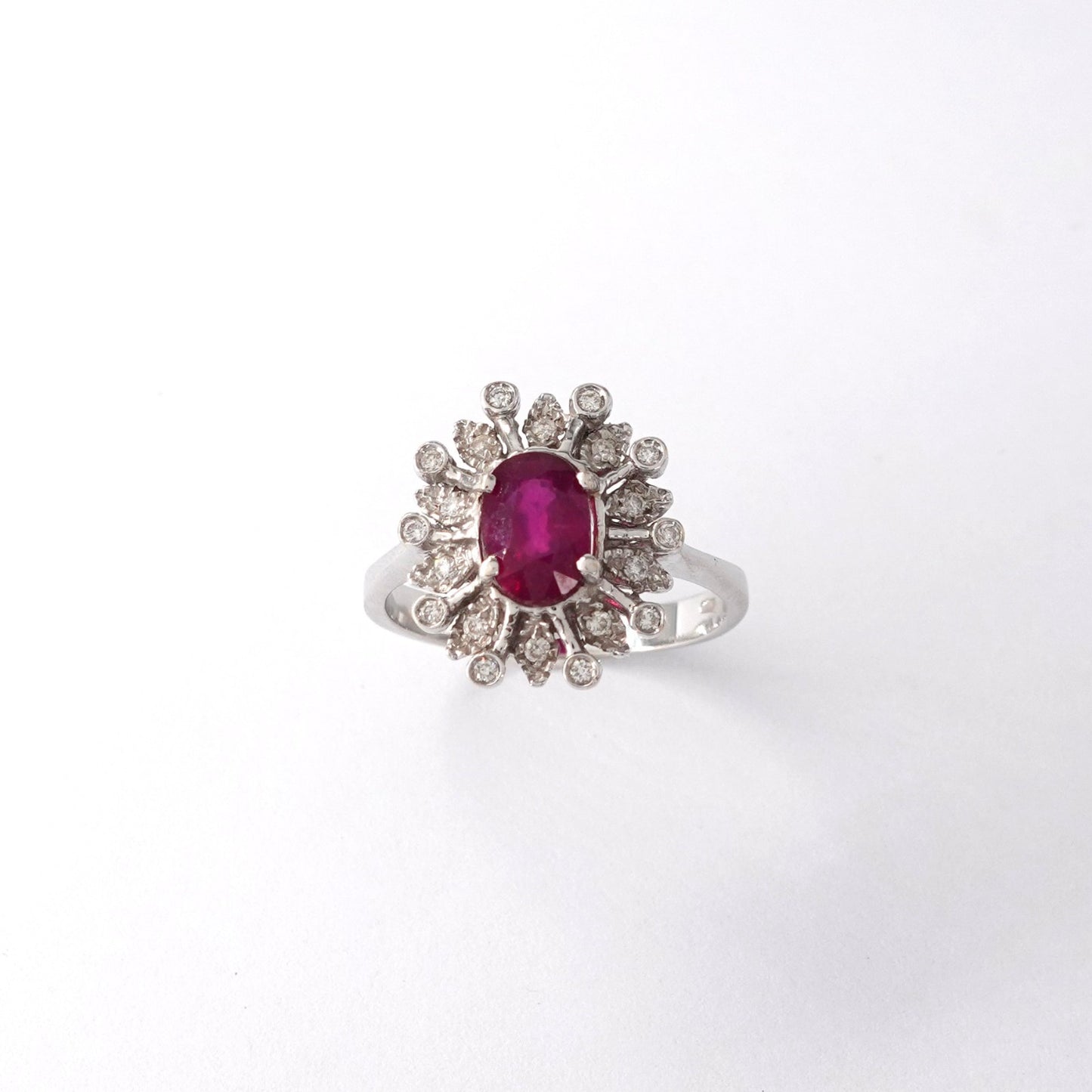 Anello con rubino e diamanti