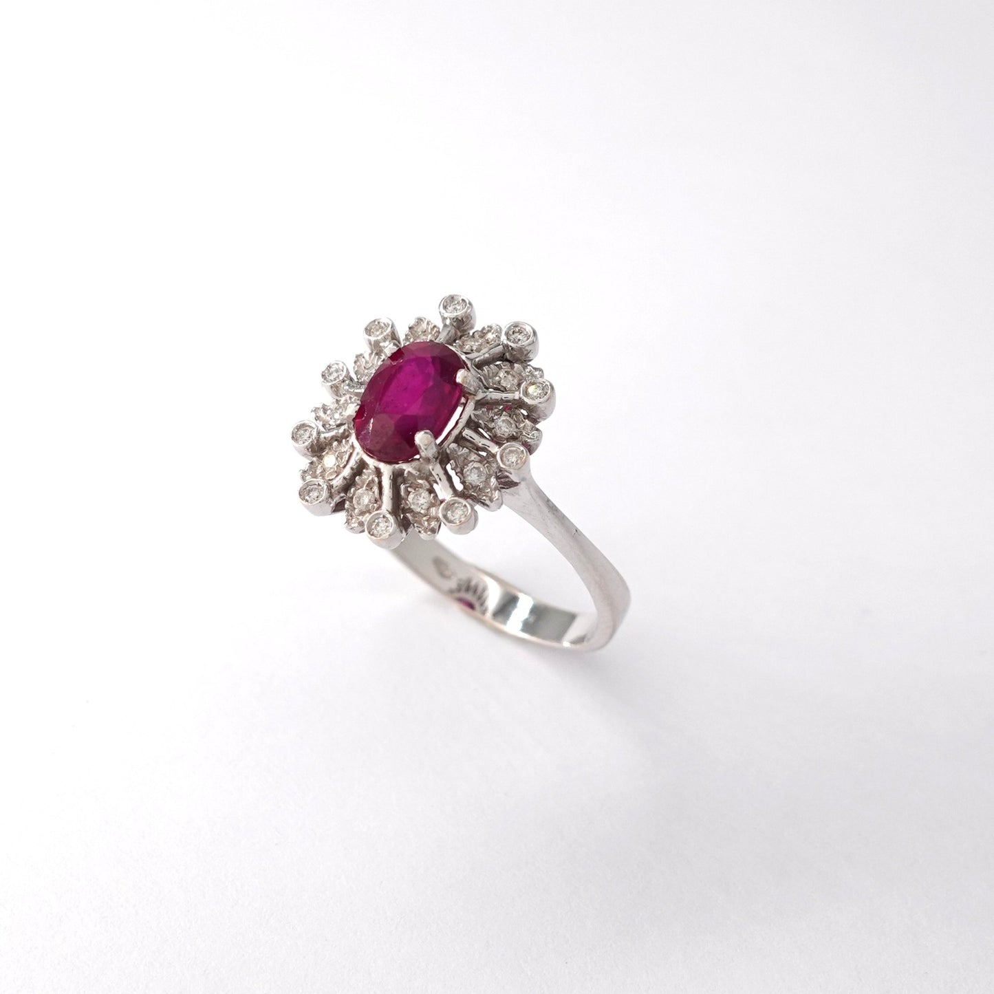 Anello con rubino e diamanti