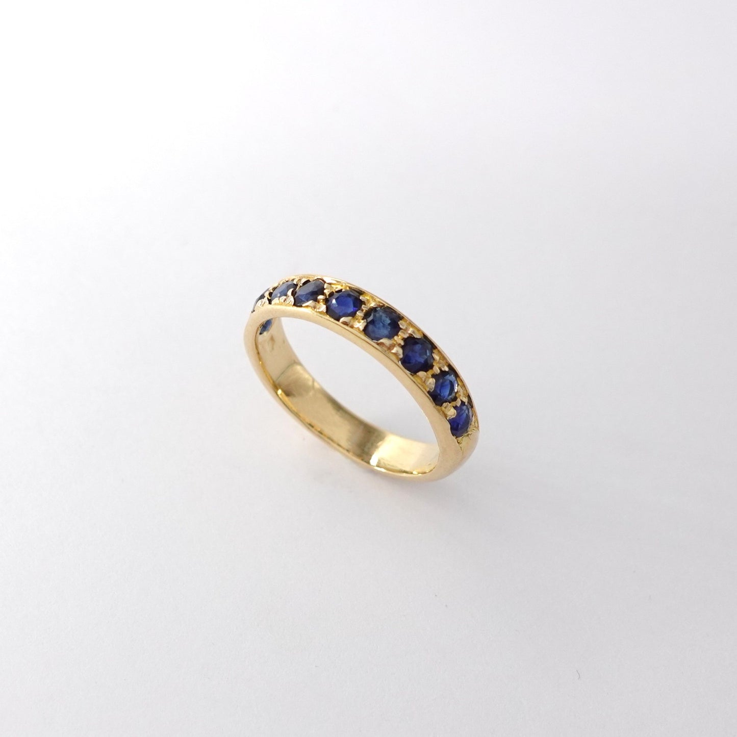 Anello con zaffiri