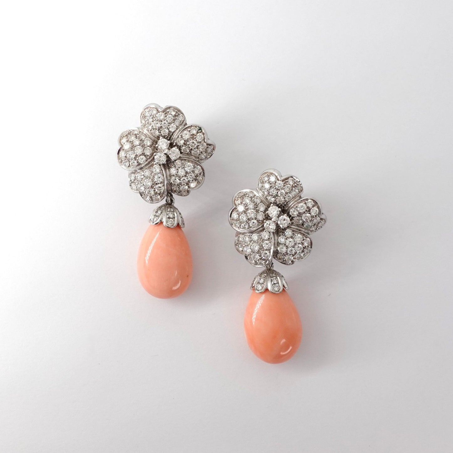 Orecchini con coralli e diamanti