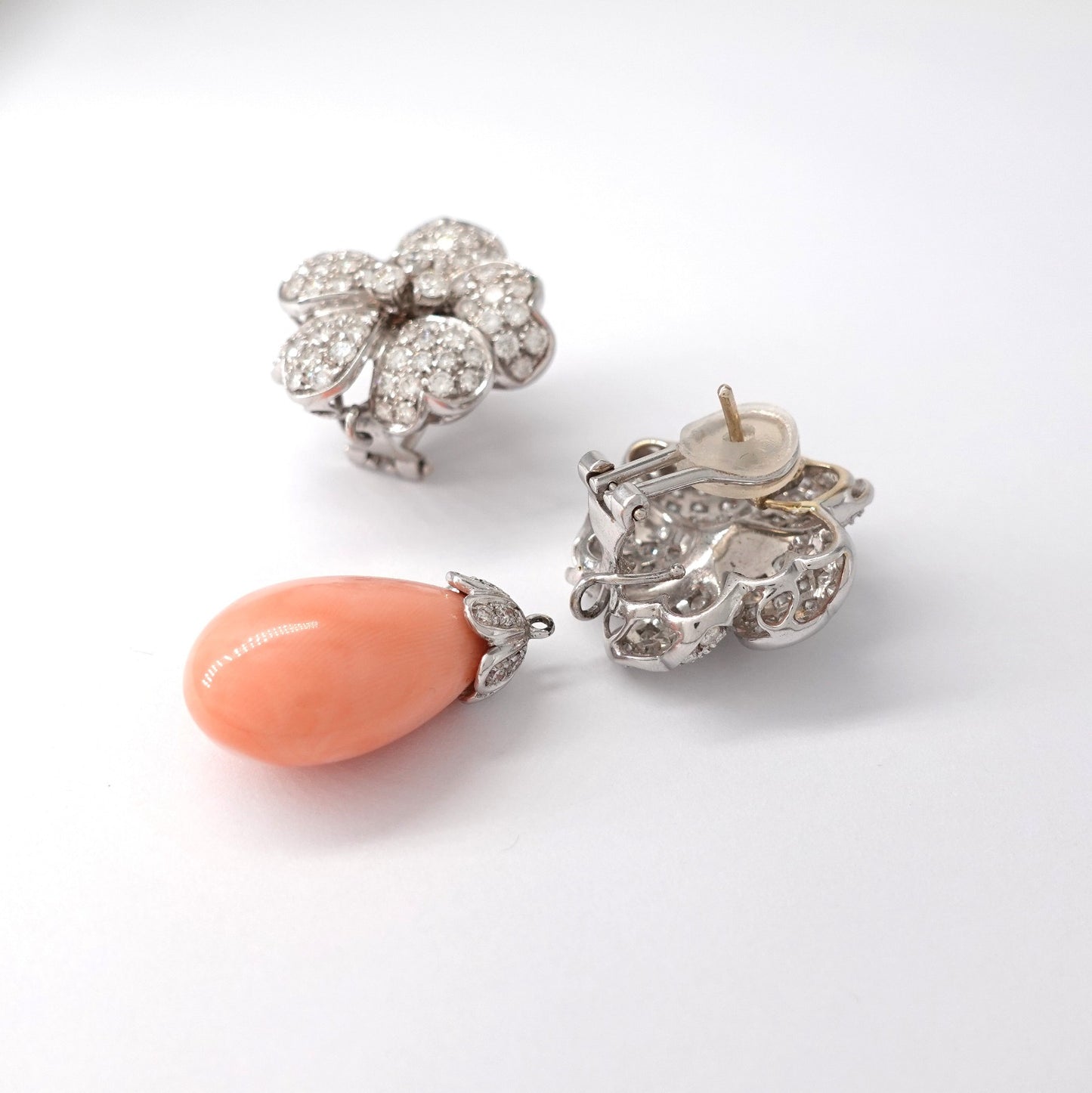 Orecchini con coralli e diamanti