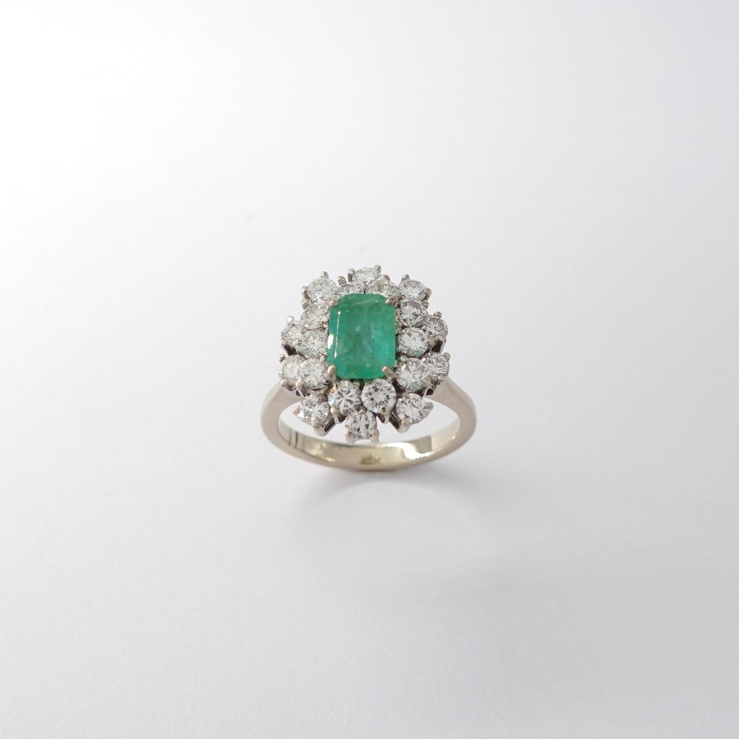 Anello con smeraldo