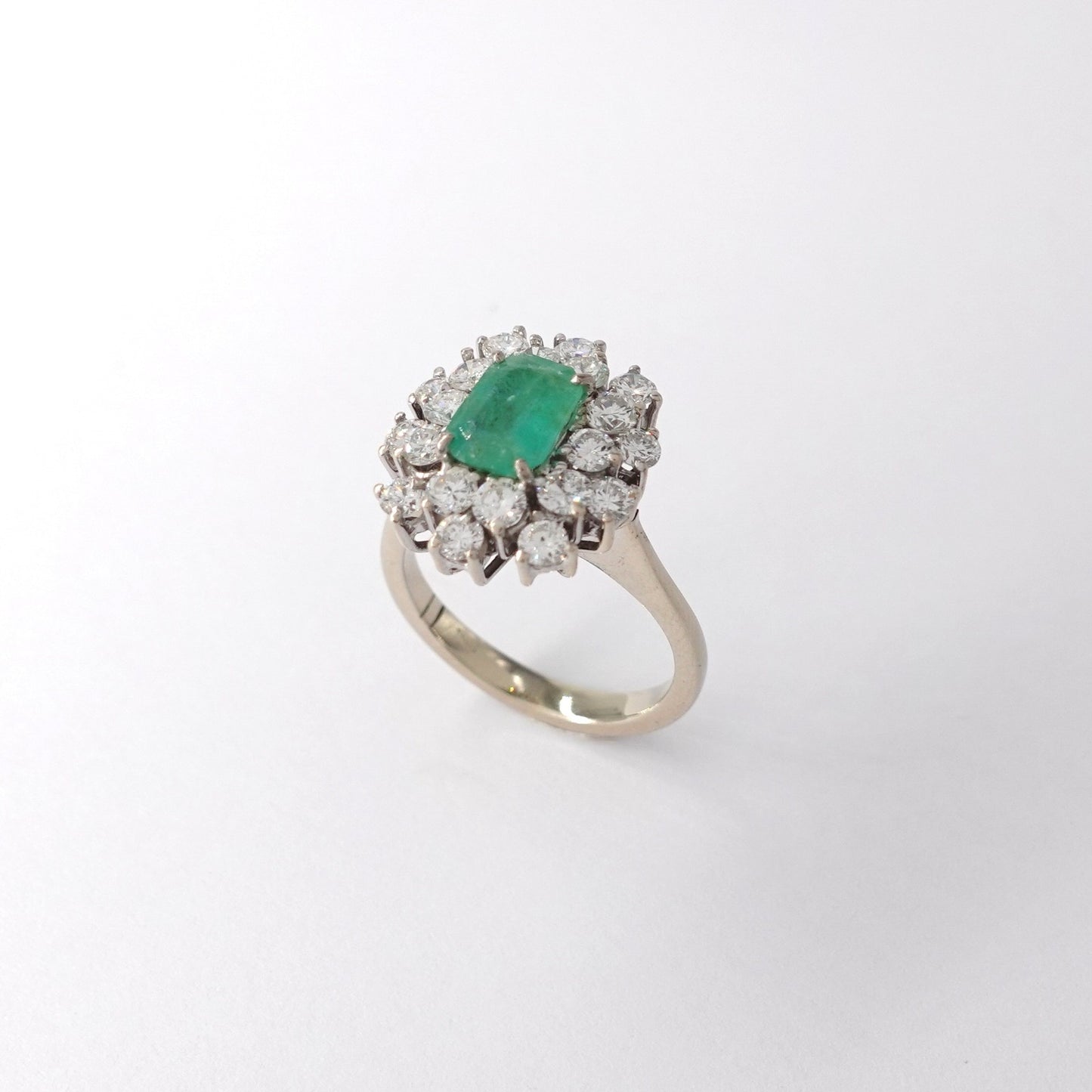 Anello con smeraldo
