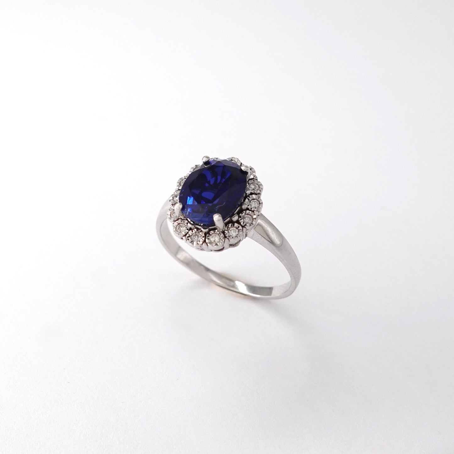 Anello   con zaffiro e diamanti