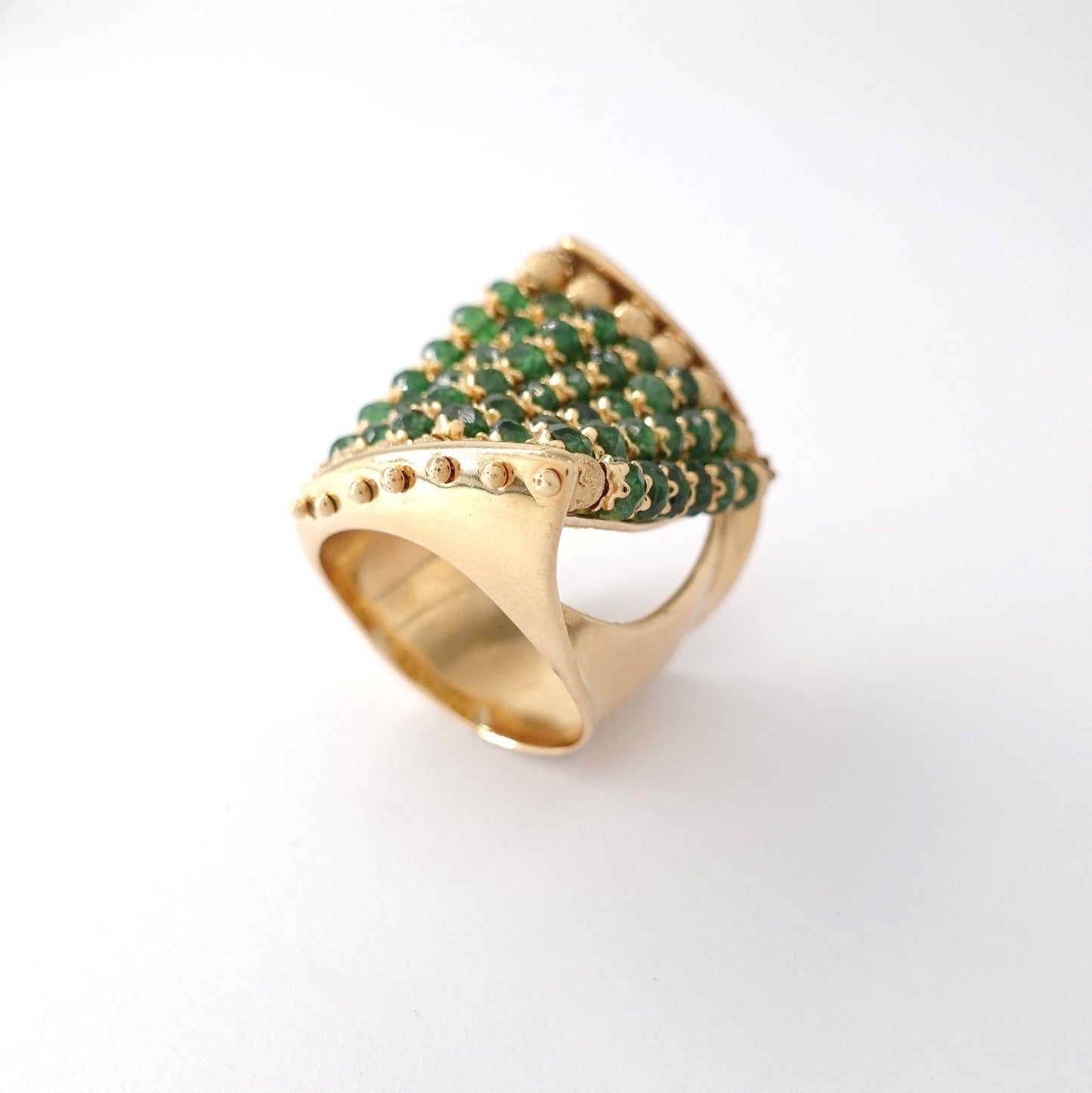 Anello a fascia  con smeraldi