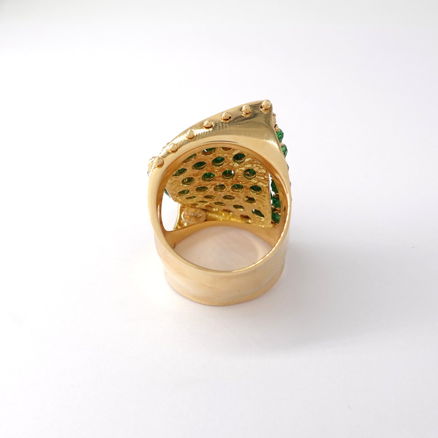 Anello a fascia  con smeraldi