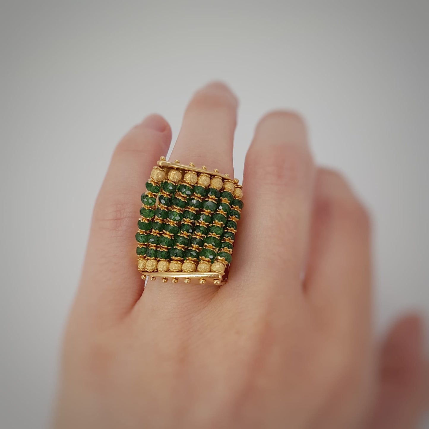 Anello a fascia  con smeraldi