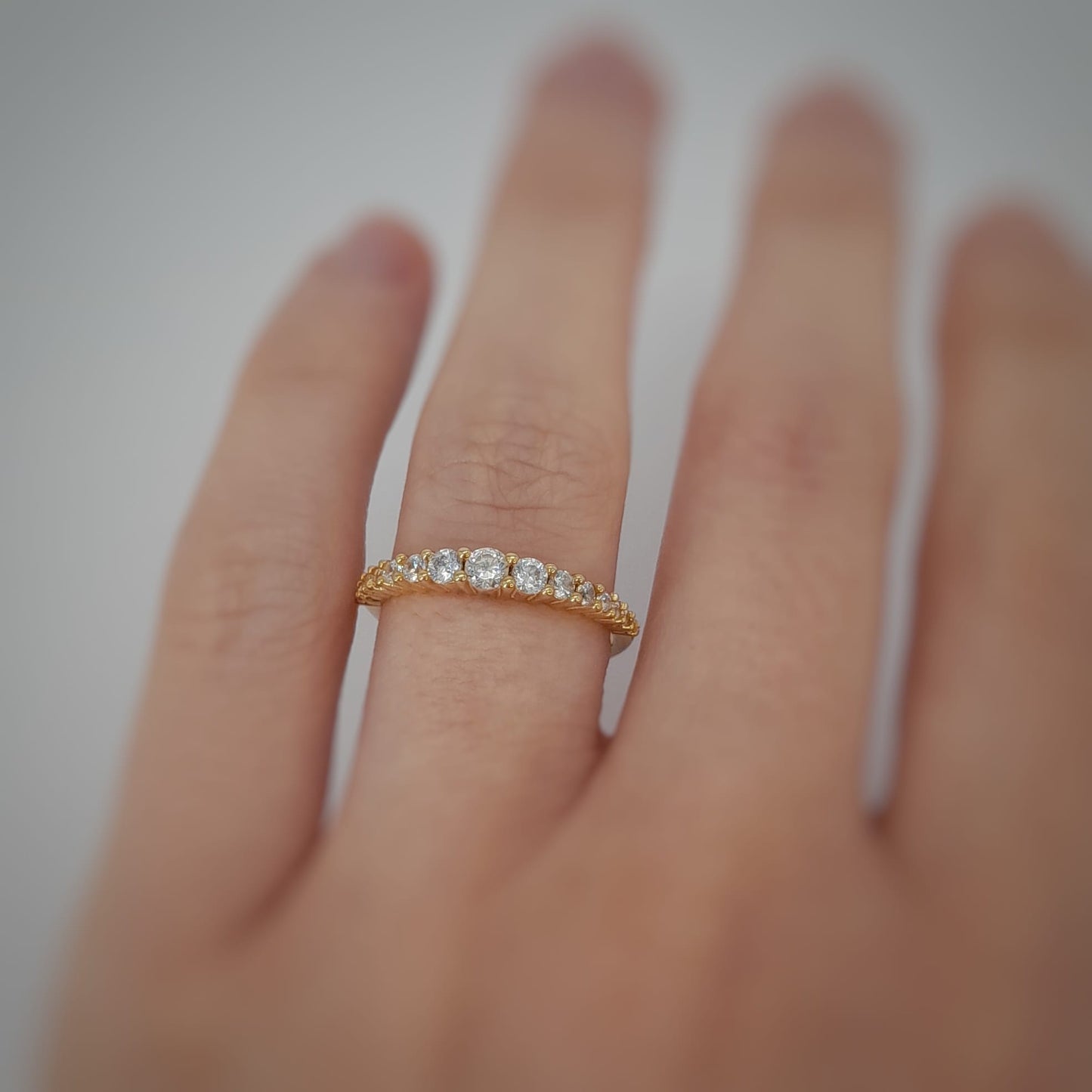 Anello con zirconi