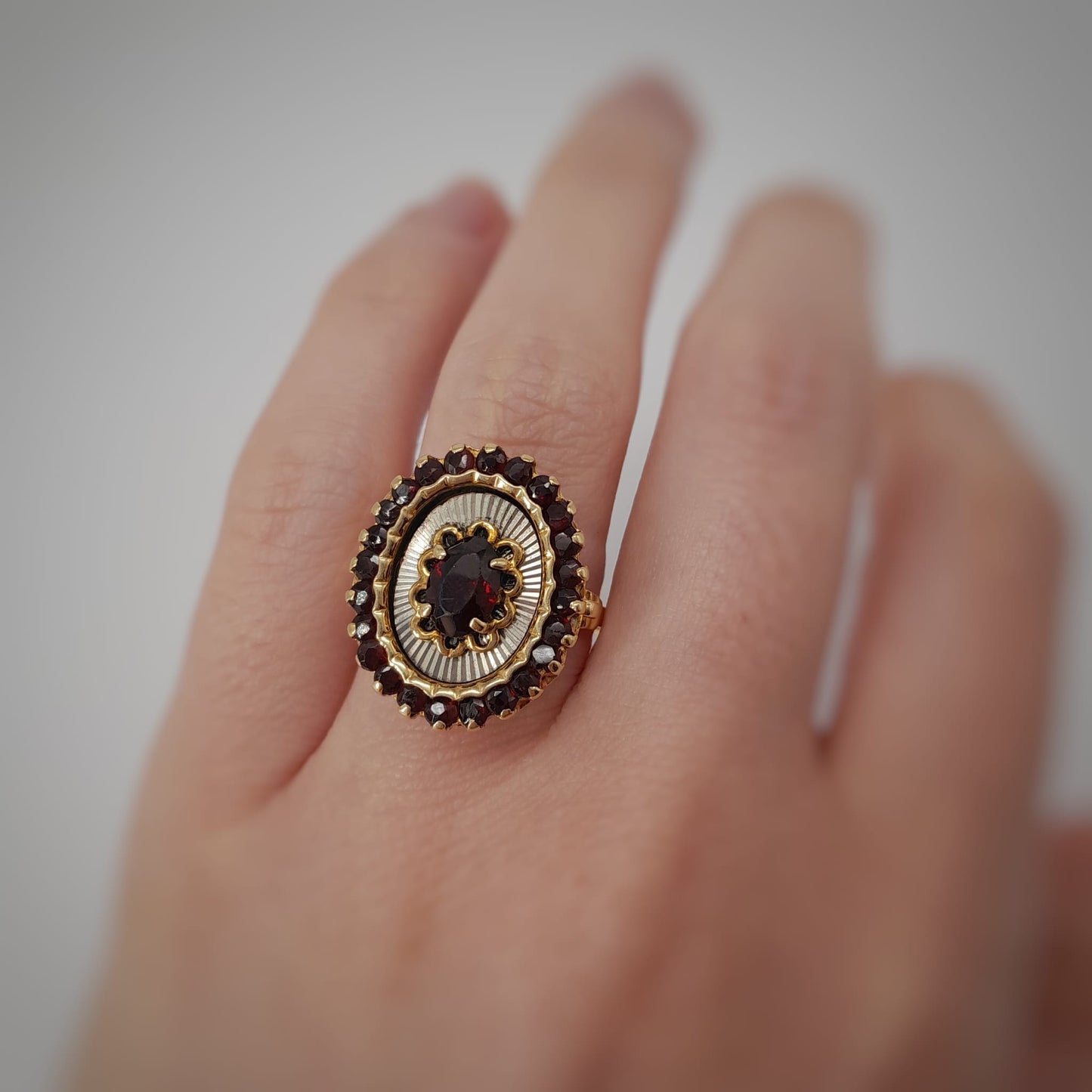 Anello con granati