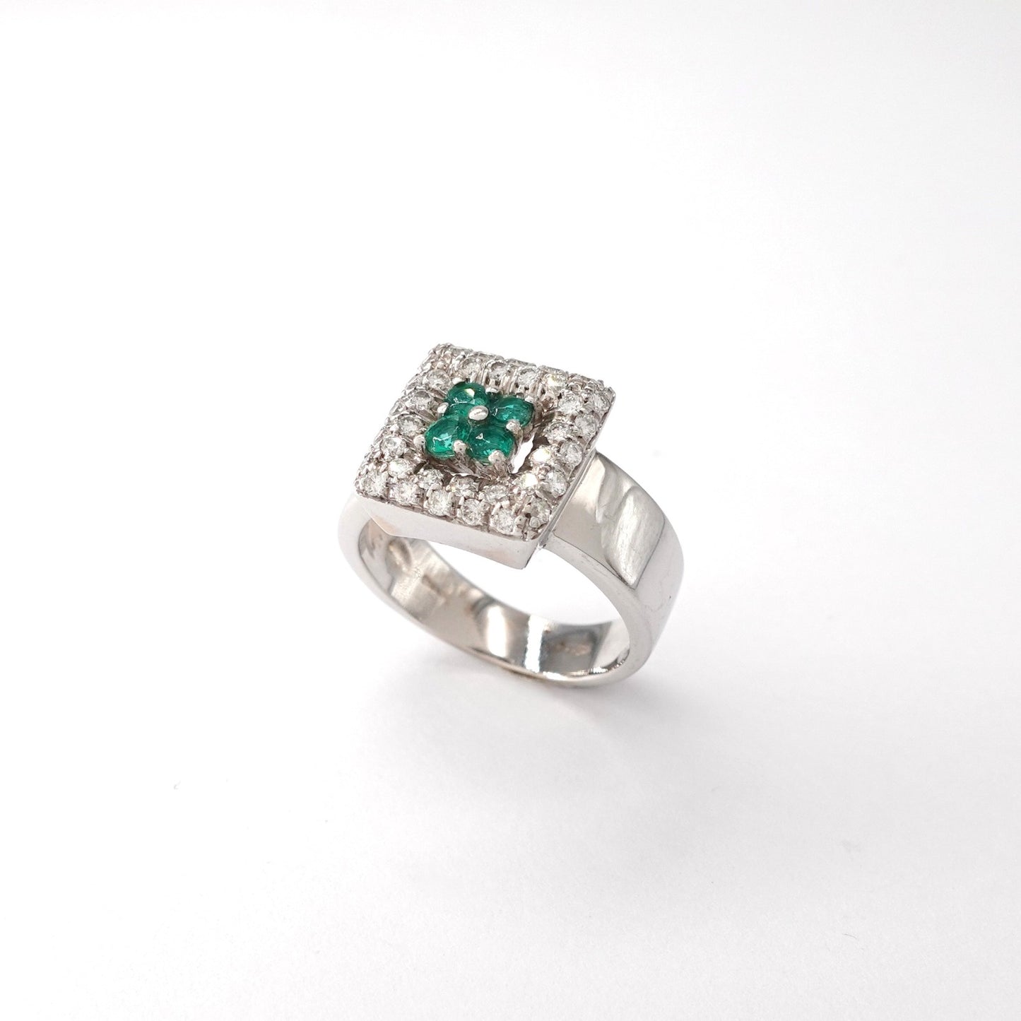 Anello squadrato  con smeraldi e diamanti