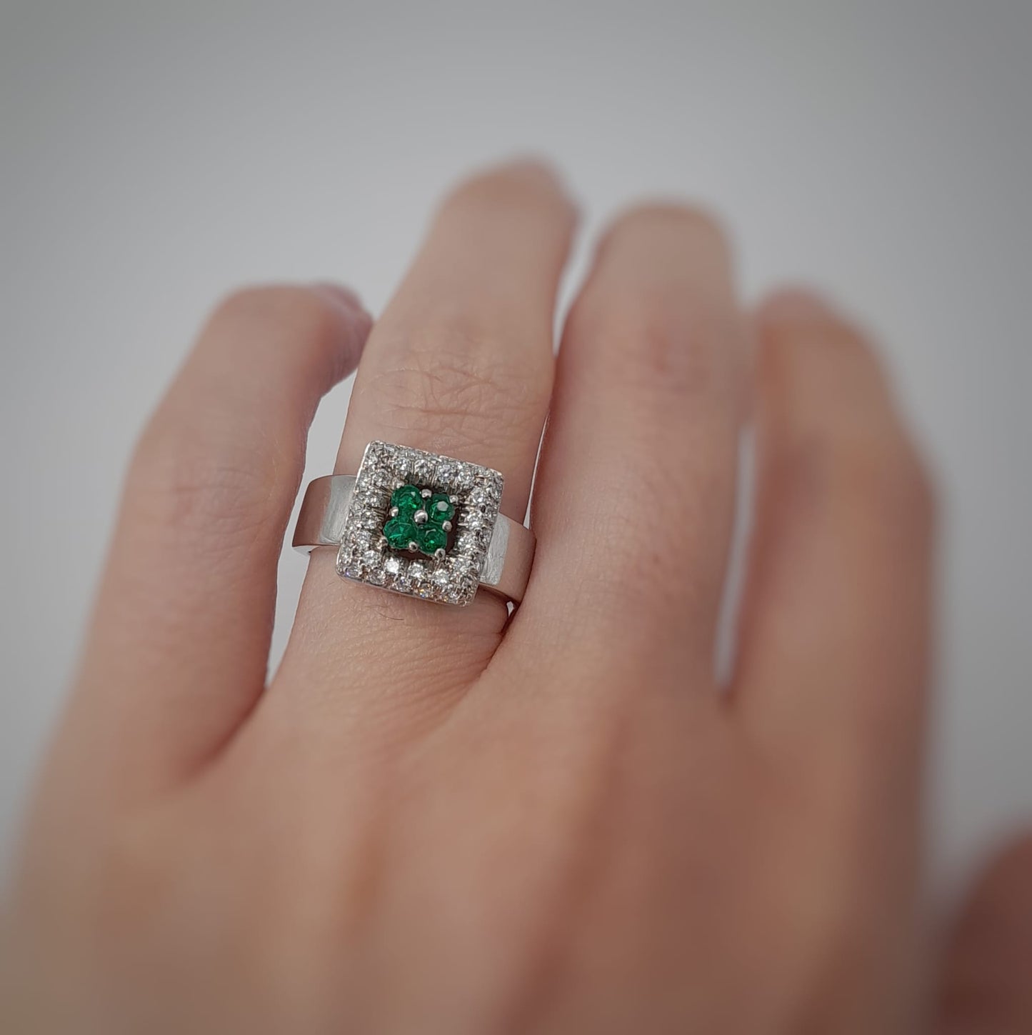 Anello squadrato  con smeraldi e diamanti