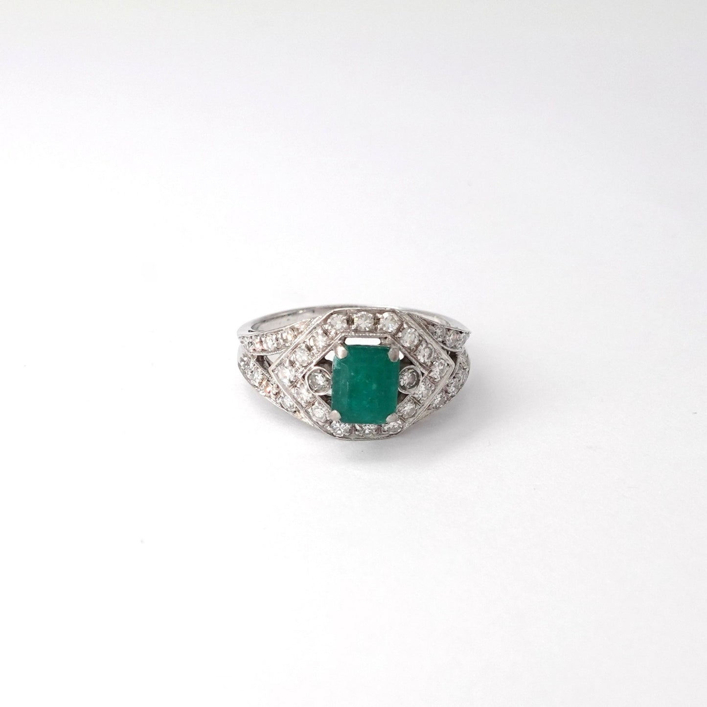 Anello con smeraldo e diamanti