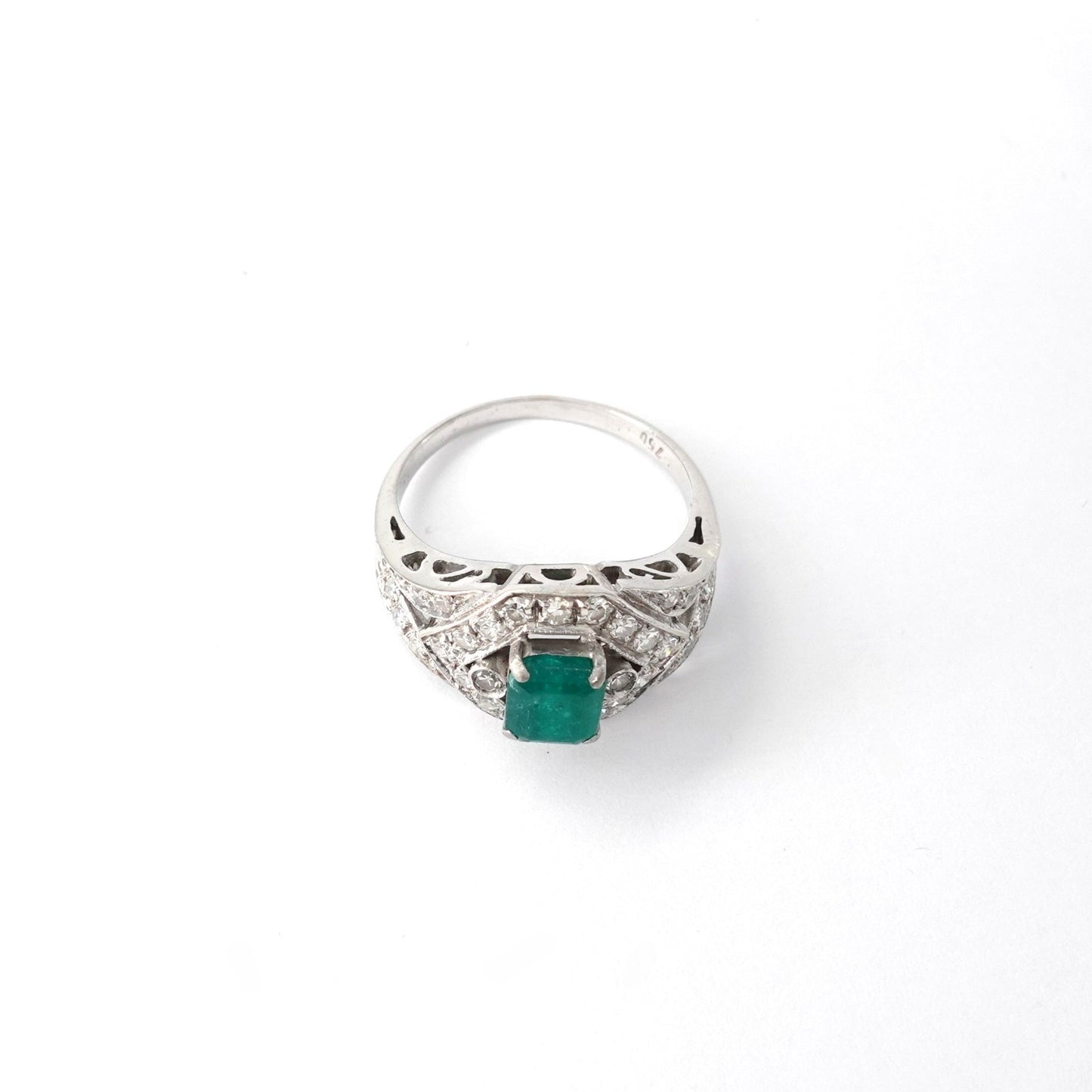 Anello con smeraldo e diamanti
