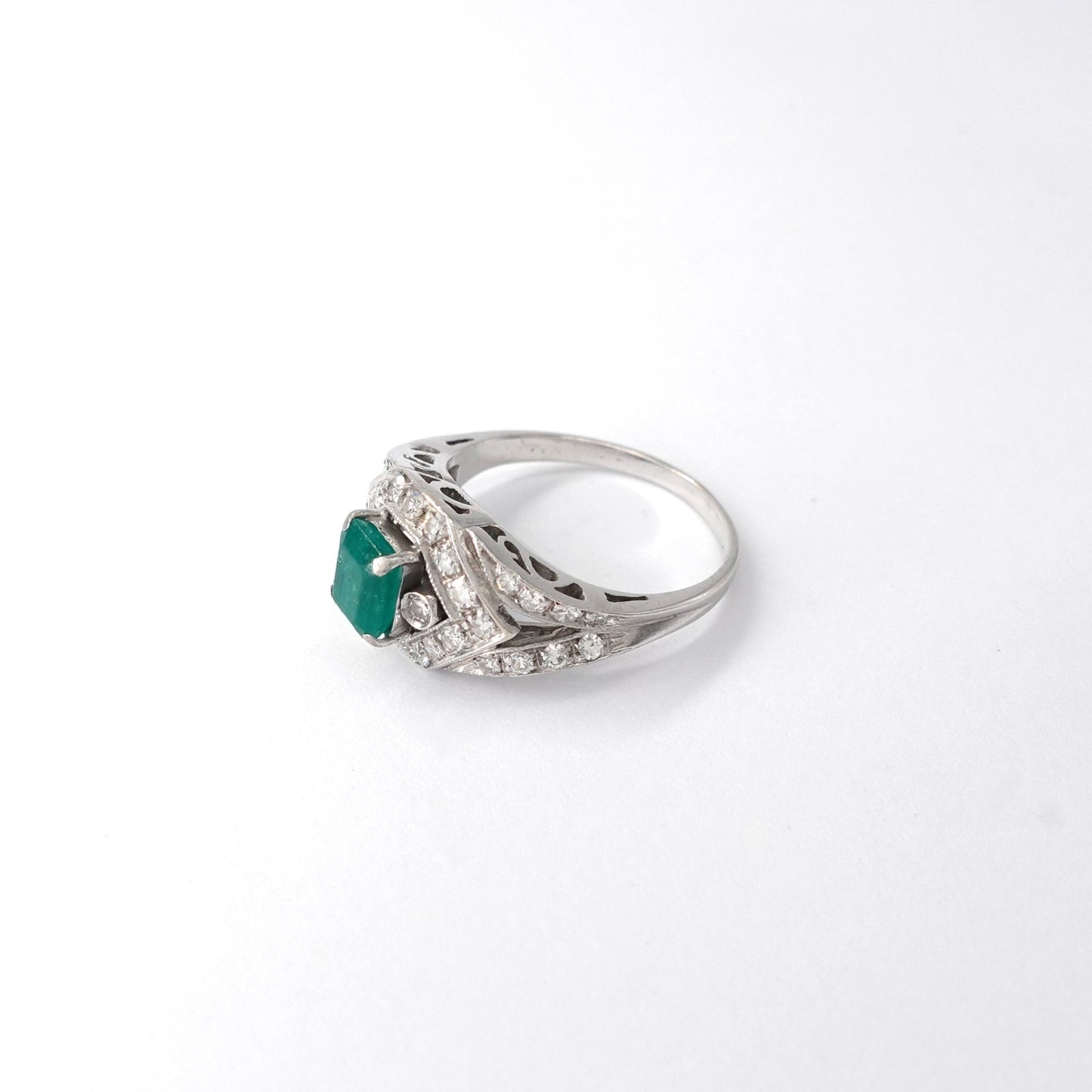 Anello con smeraldo e diamanti