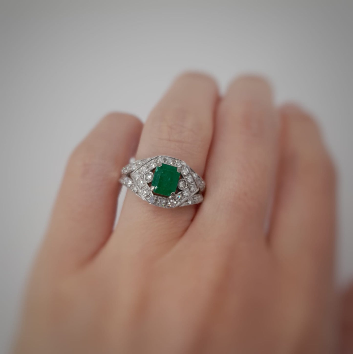 Anello con smeraldo e diamanti