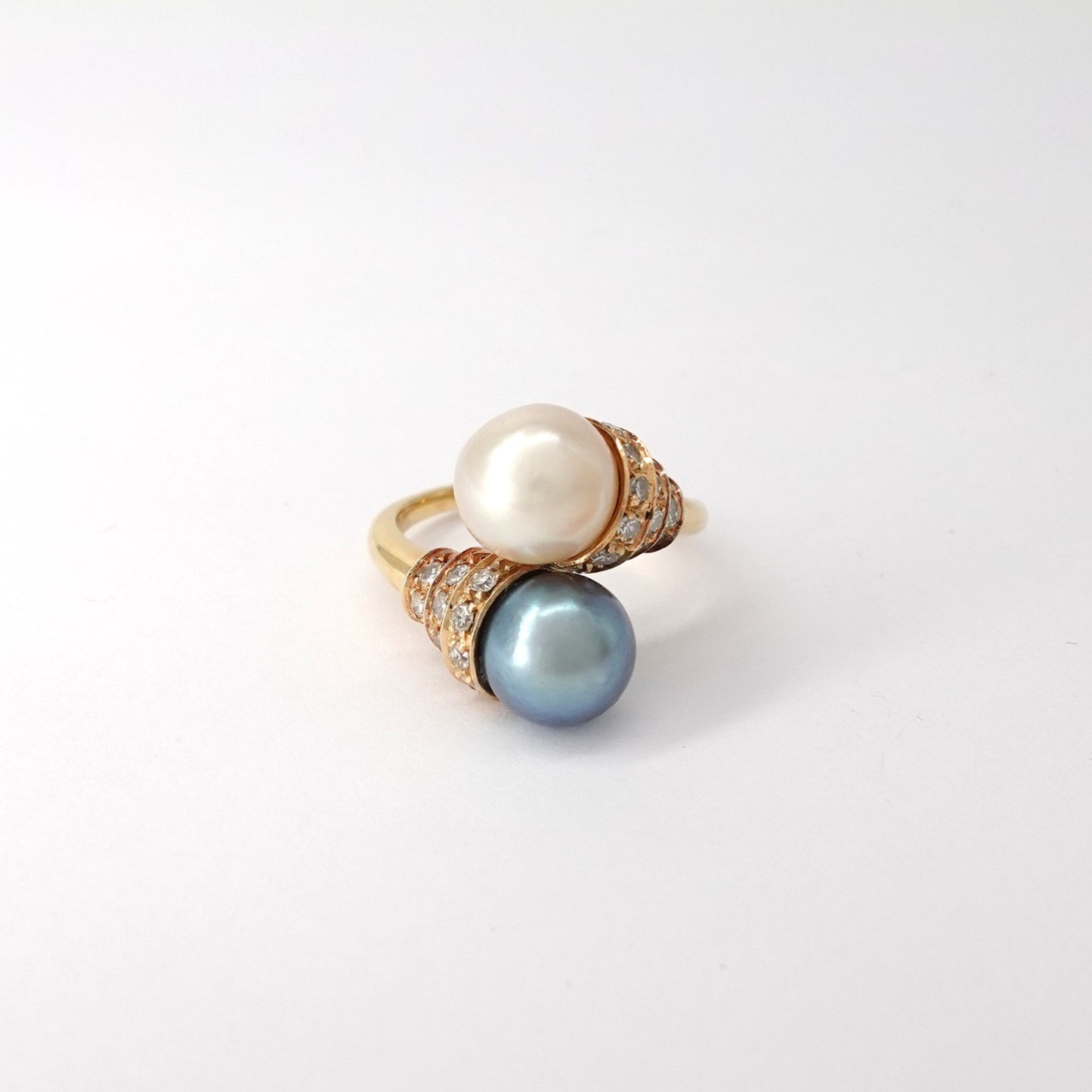 Anello contrariè con perle coltivate e diamanti