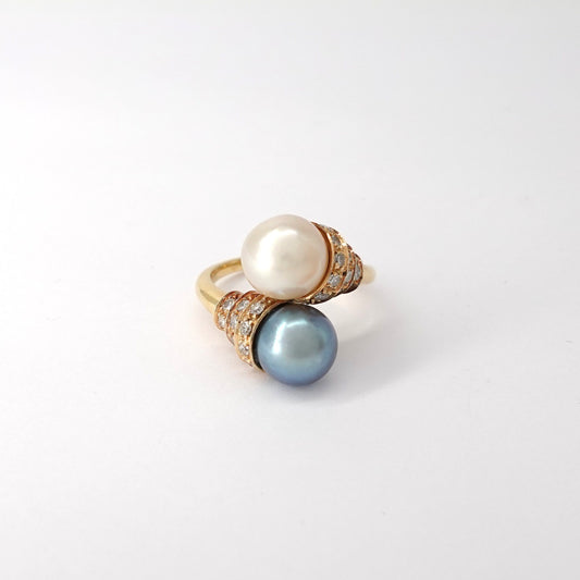 Anello contrariè con perle coltivate e diamanti