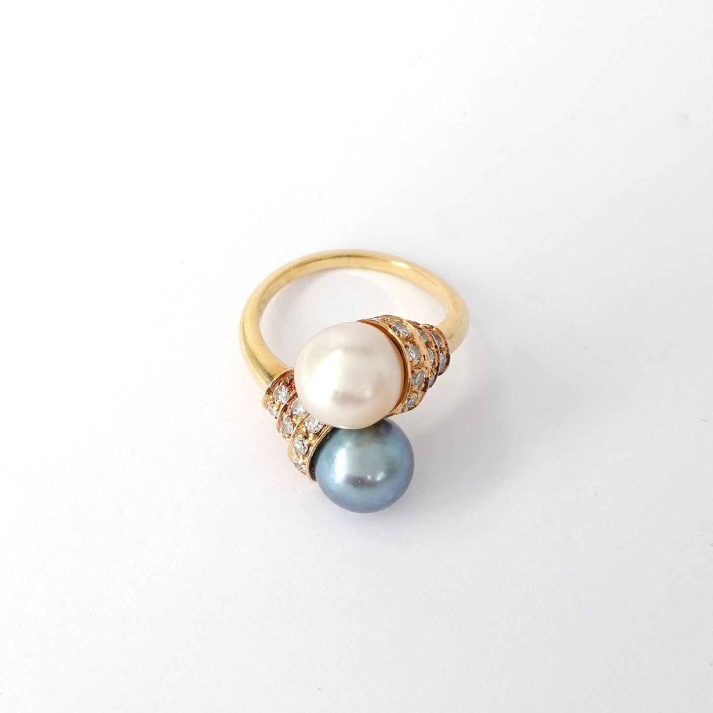 Anello contrariè con perle coltivate e diamanti