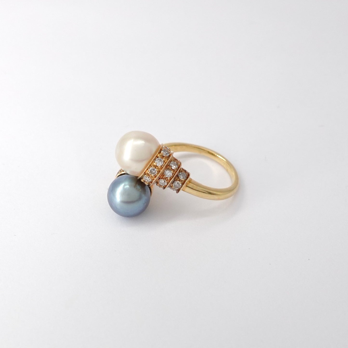Anello contrariè con perle coltivate e diamanti