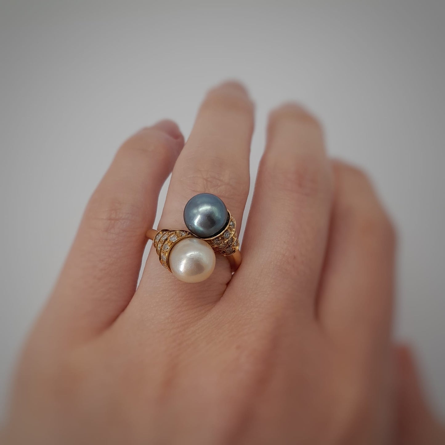 Anello contrariè con perle coltivate e diamanti