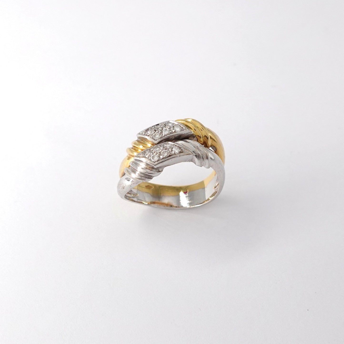 Anello a onda con diamanti