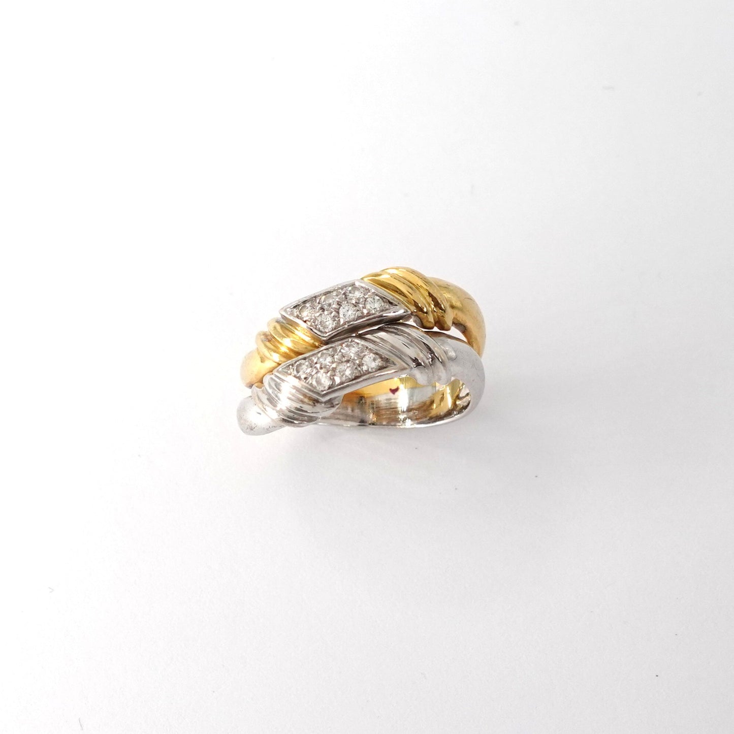 Anello a onda con diamanti