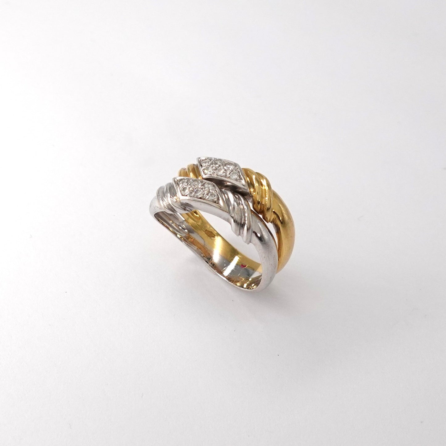 Anello a onda con diamanti