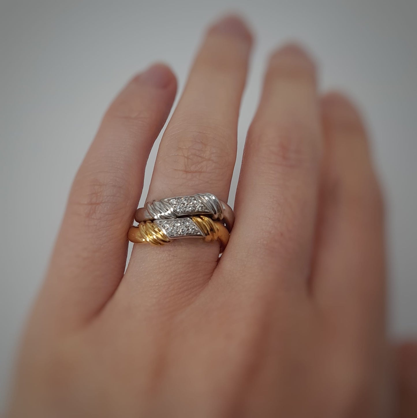Anello a onda con diamanti