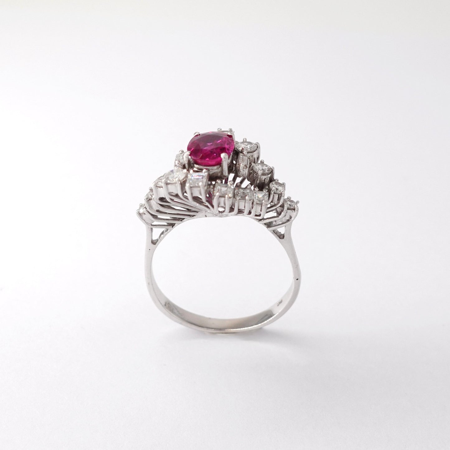 Anello con rubino e diamanti