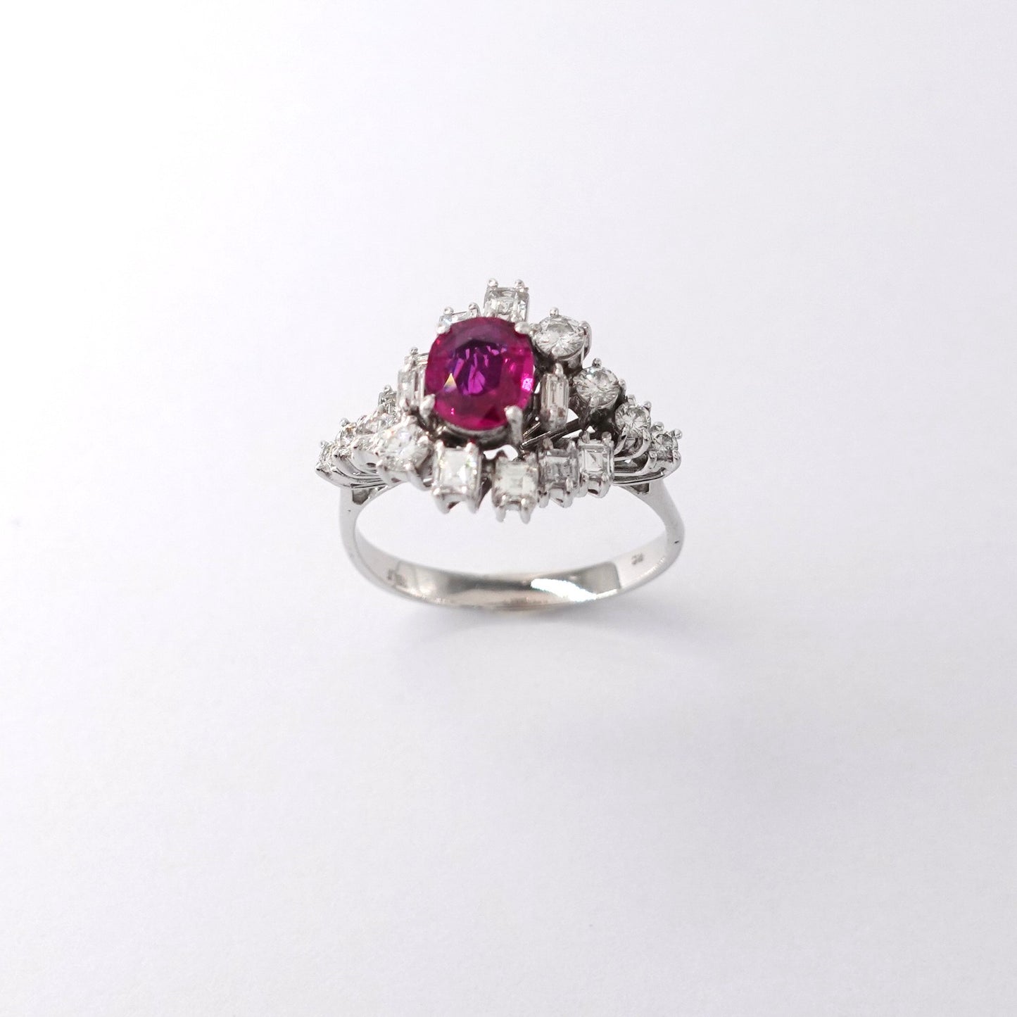 Anello con rubino e diamanti