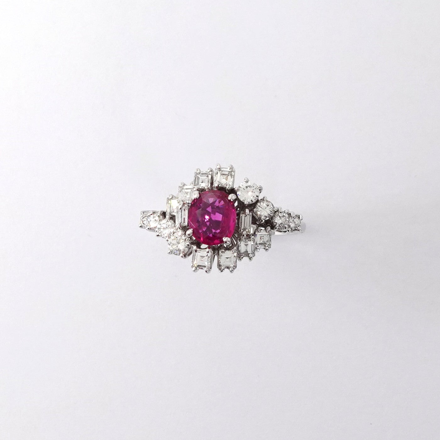 Anello con rubino e diamanti